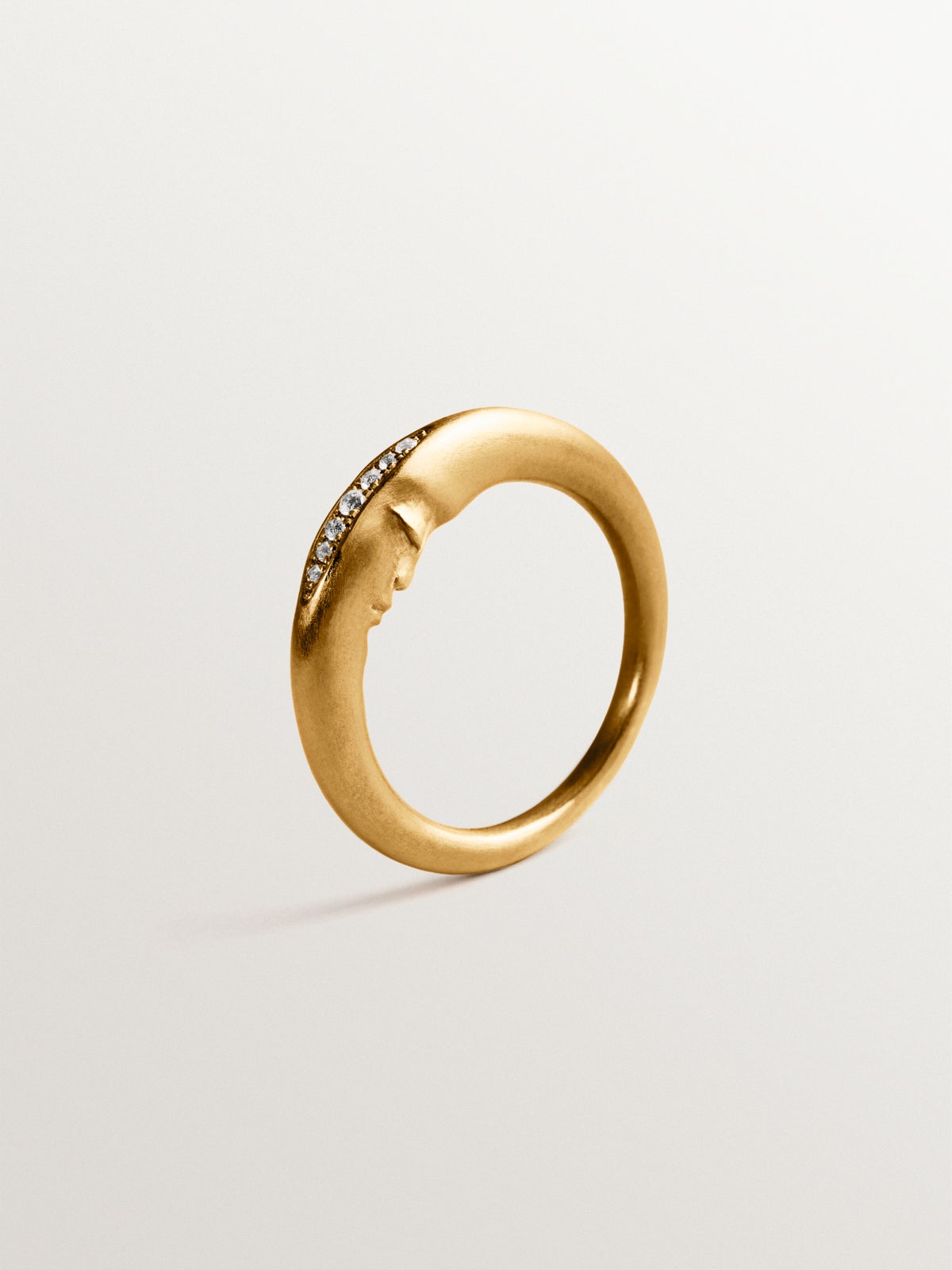 Anillo de plata 925 bañado en oro de 18K con topacios blancos y  forma de luna