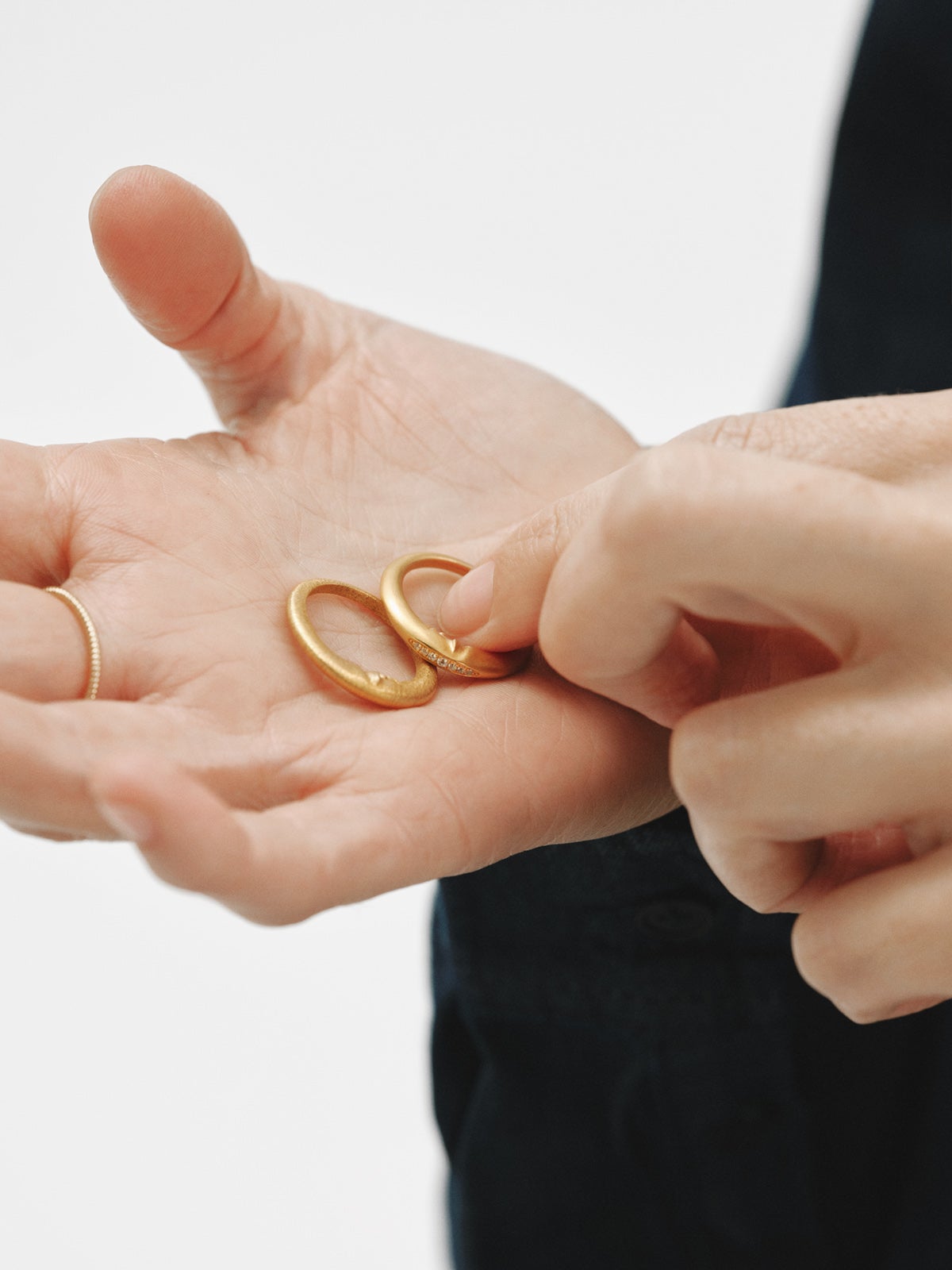 Anillo de plata 925 bañado en oro de 18K con topacios blancos y  forma de luna