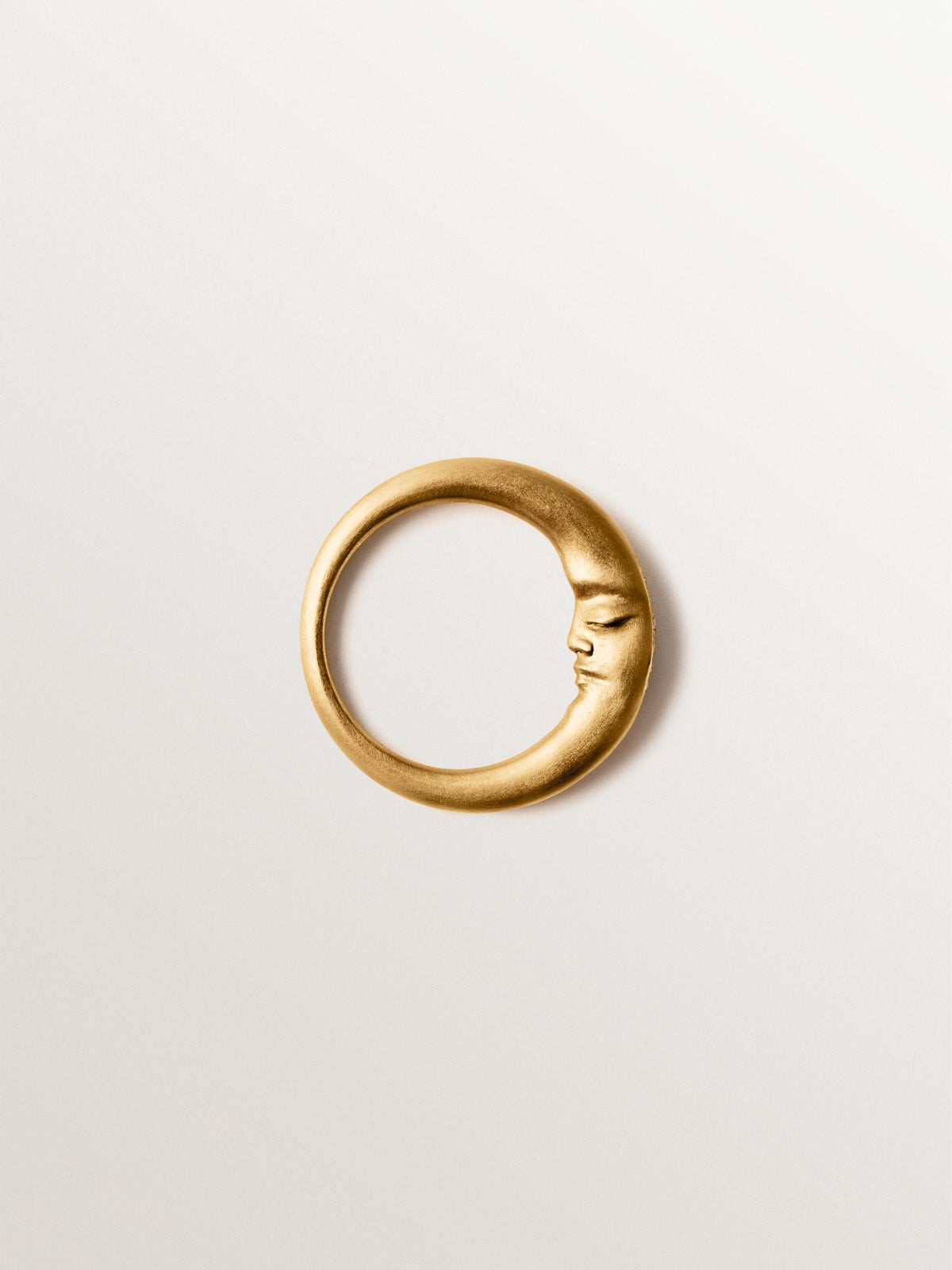 Anillo de plata 925 bañado en oro de 18K con topacios blancos y  forma de luna