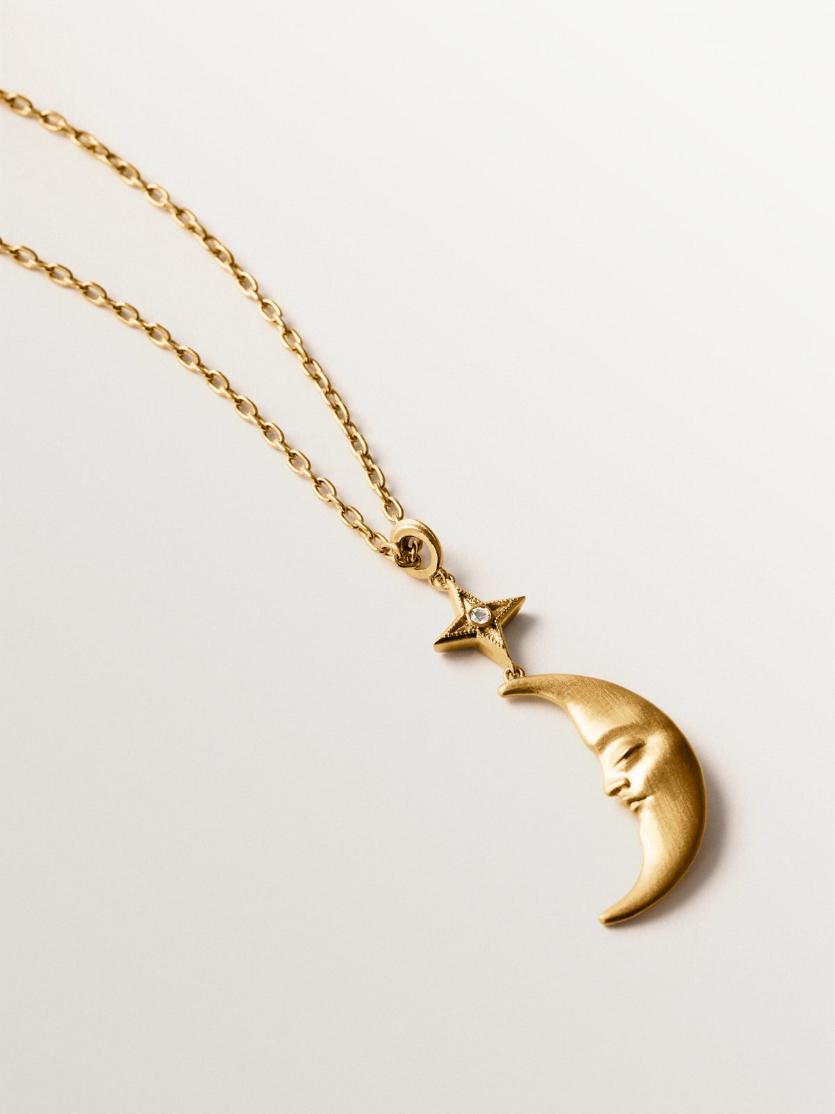 Collar de plata 925 bañada en oro amarillo de 18K con luna y topacio blanco
