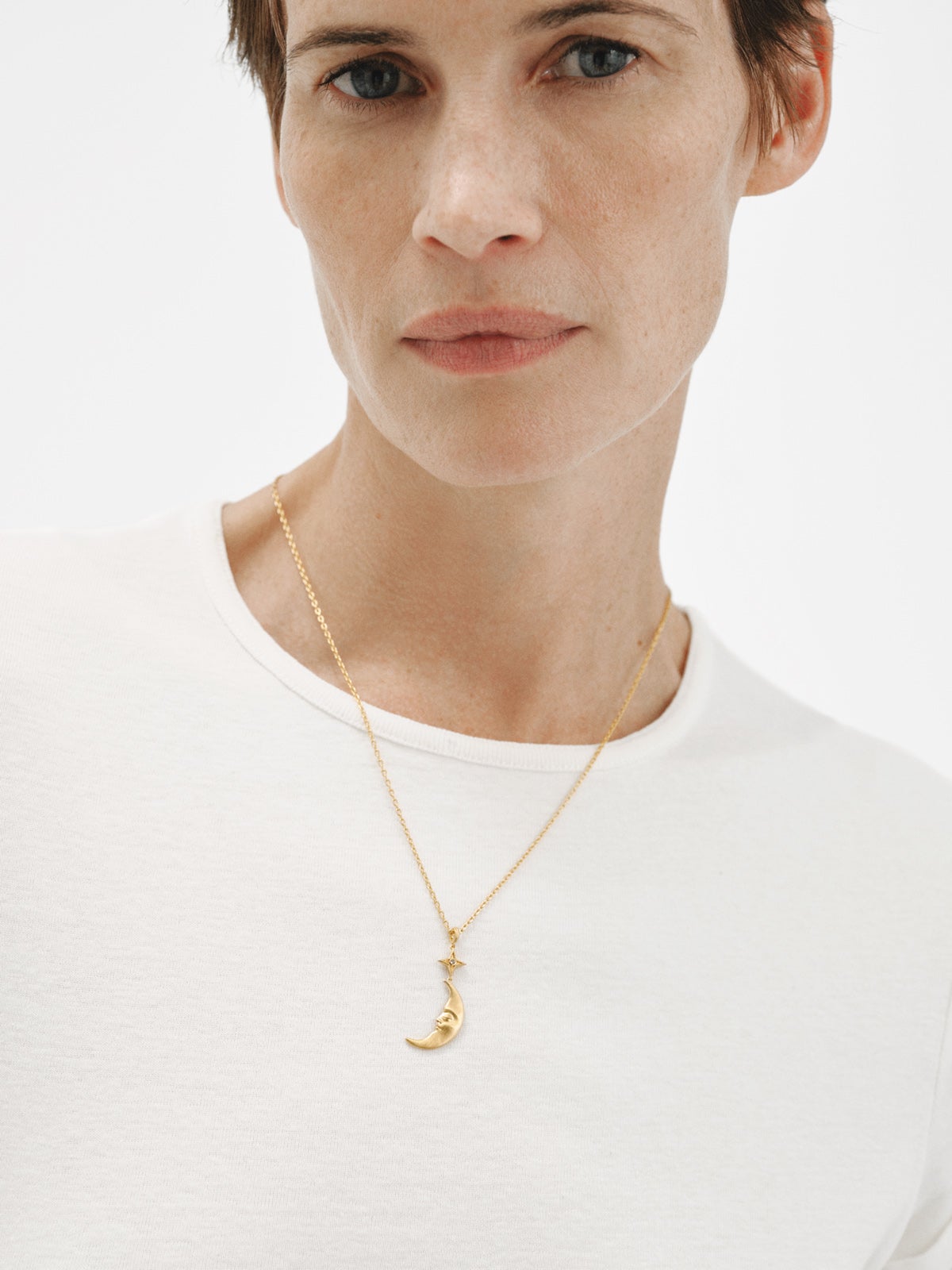 Collar de plata 925 bañada en oro amarillo de 18K con luna y topacio blanco