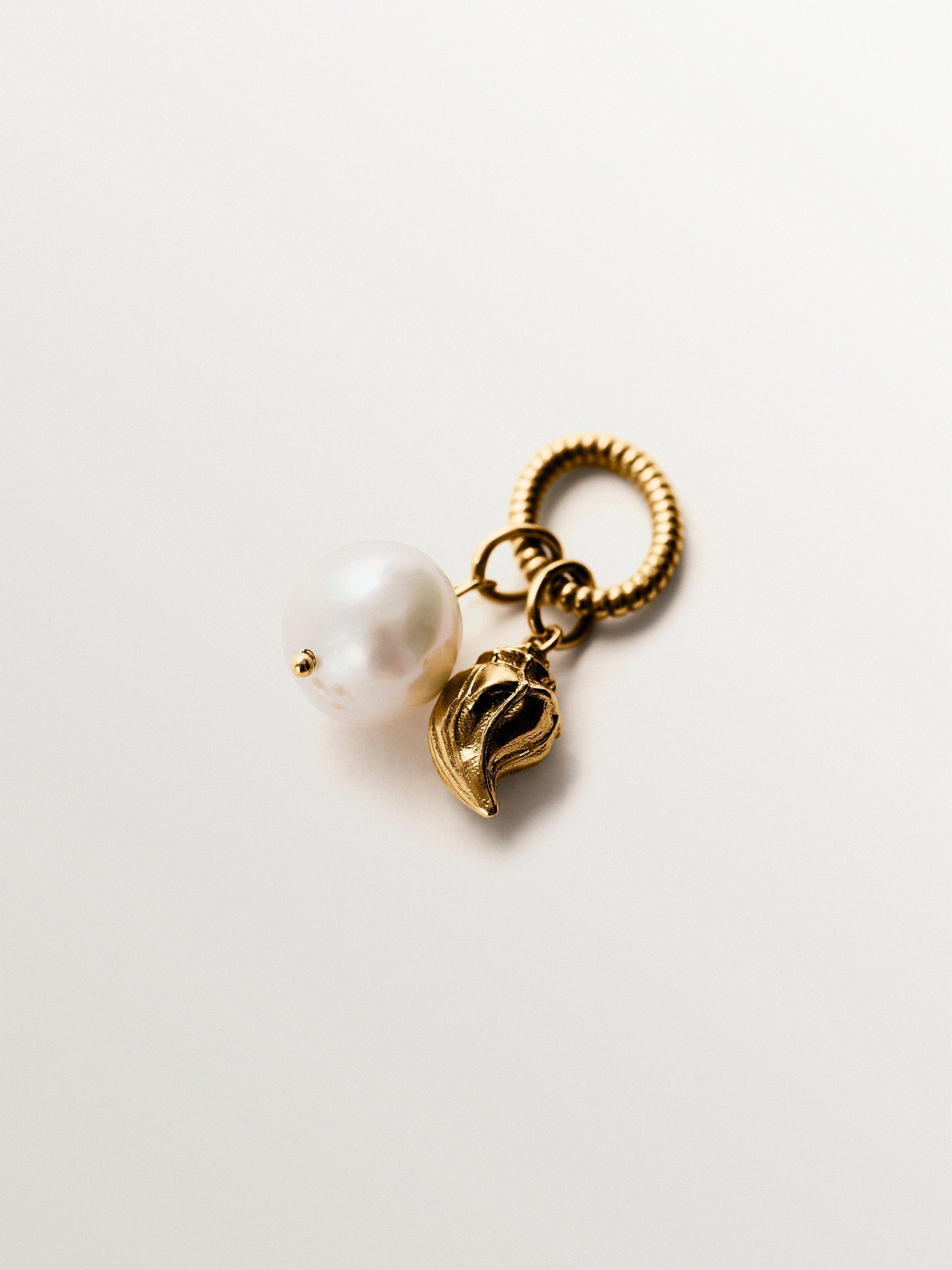 Charm de plata 925 bañada en oro amarillo de 18K con perla