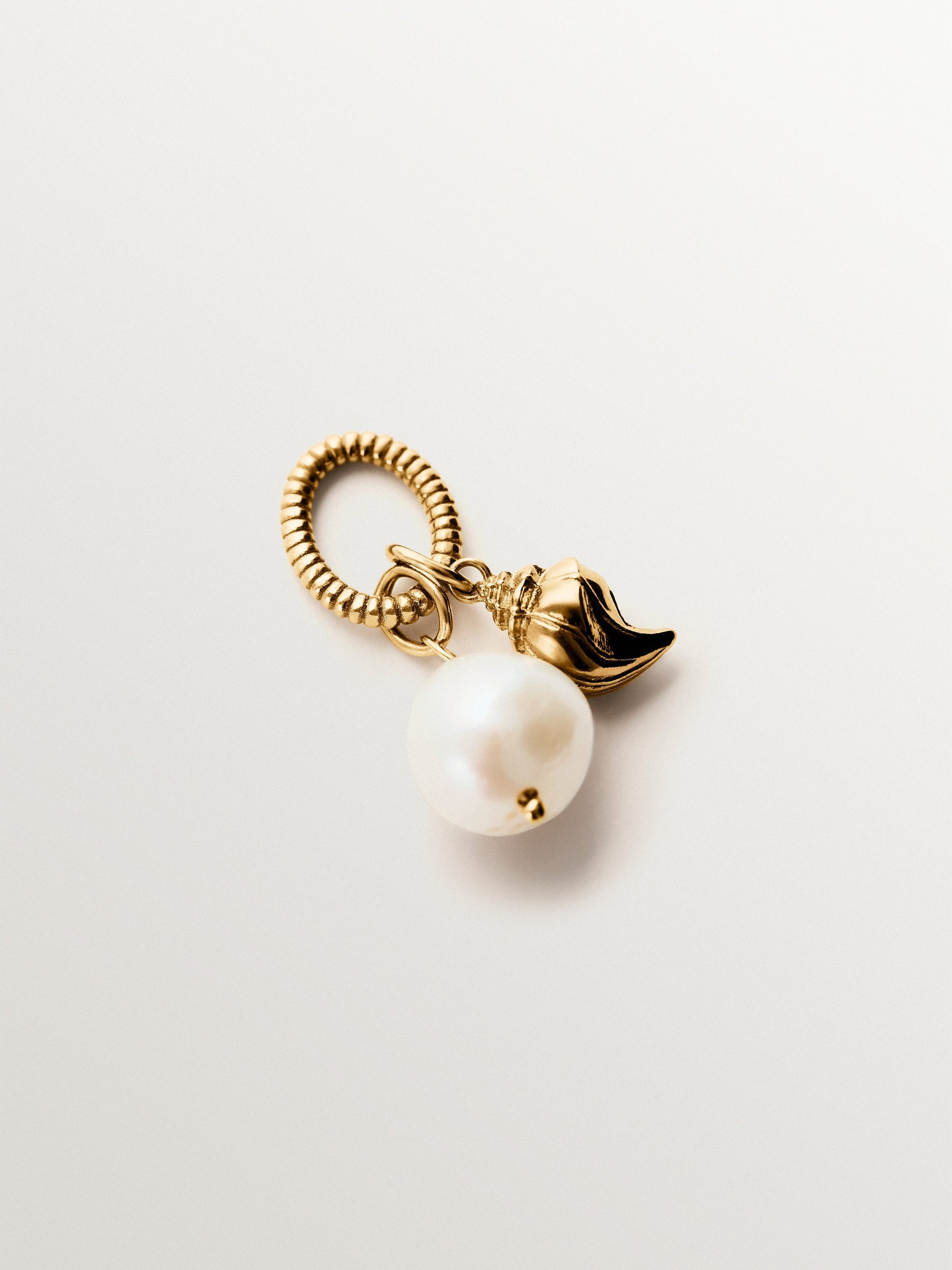 Charm de plata 925 bañada en oro amarillo de 18K con perla