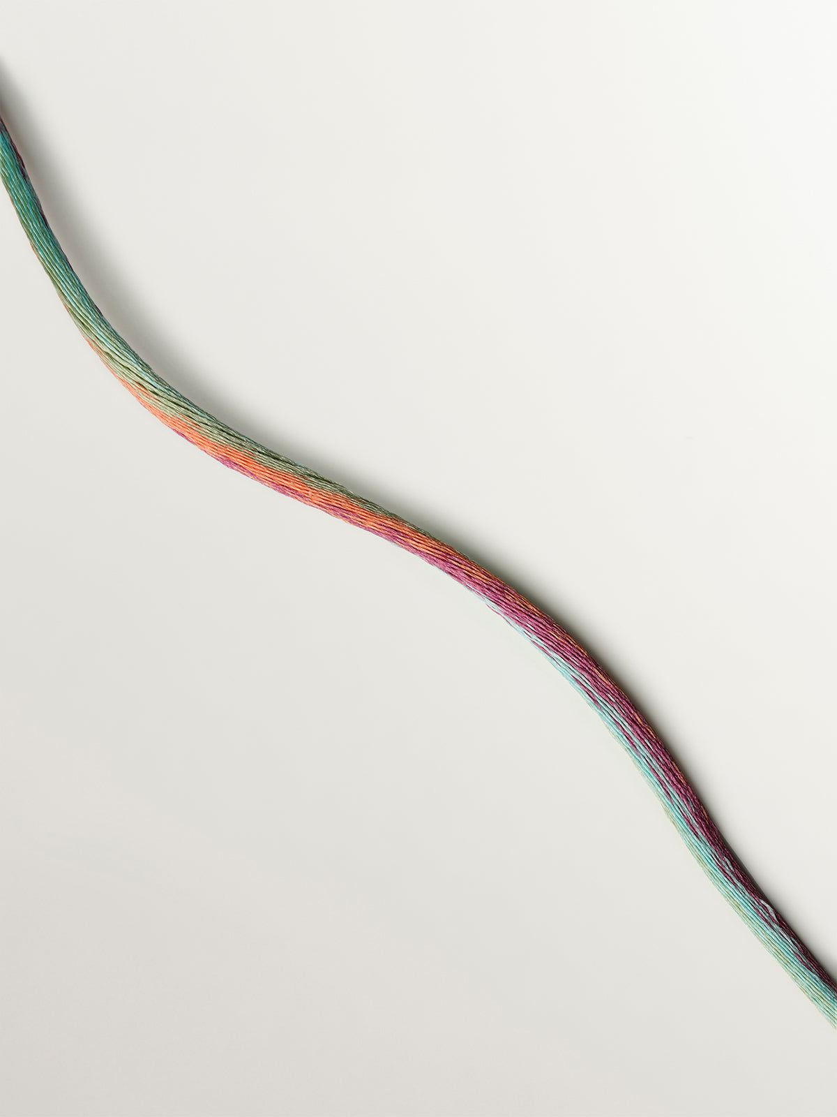 Cordel multicolor con acabados en plata 925 bañada en oro de 18K