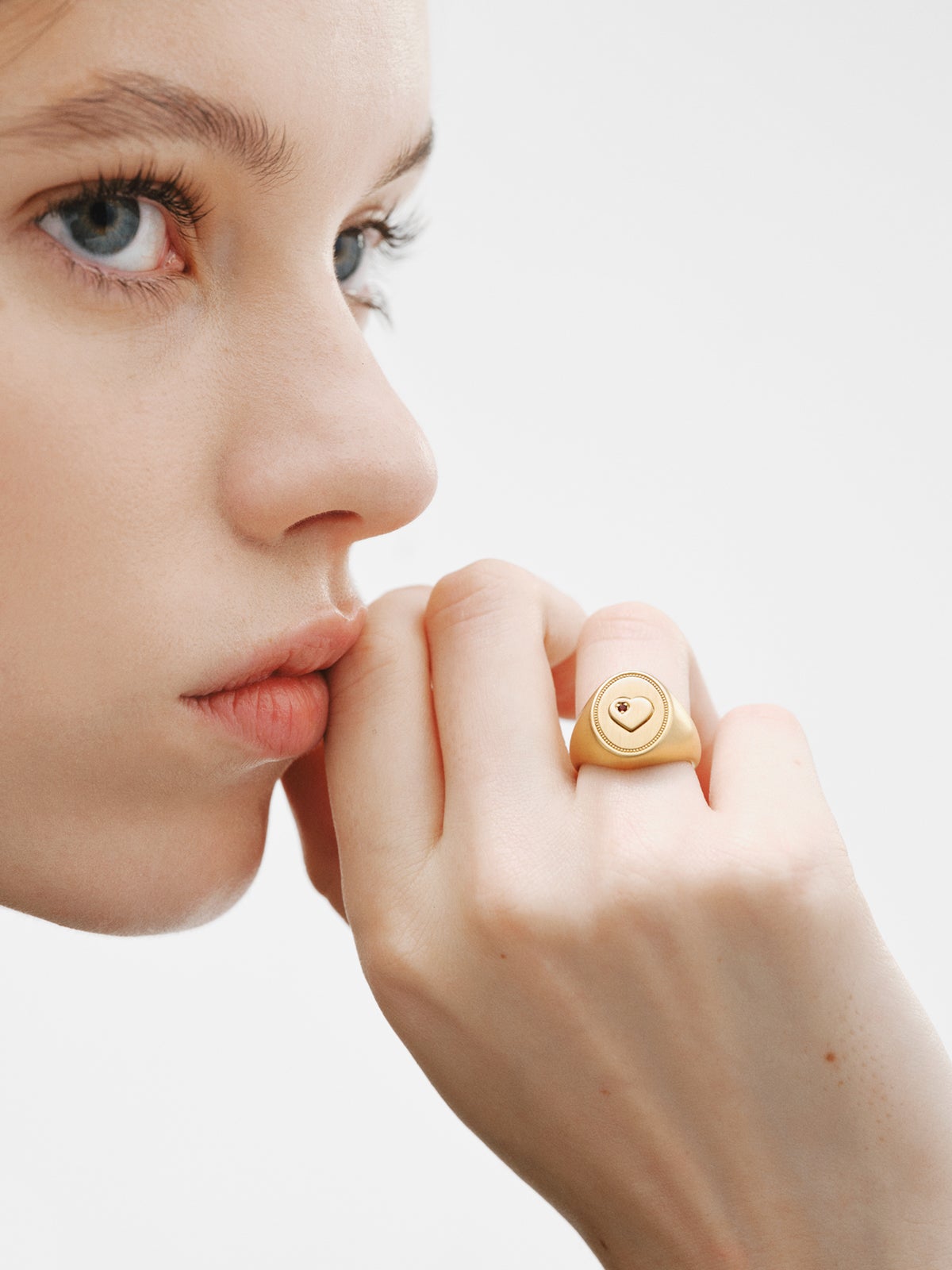 Anillo tipo sello de plata bañada en oro amarillo de 18K con granate rosa