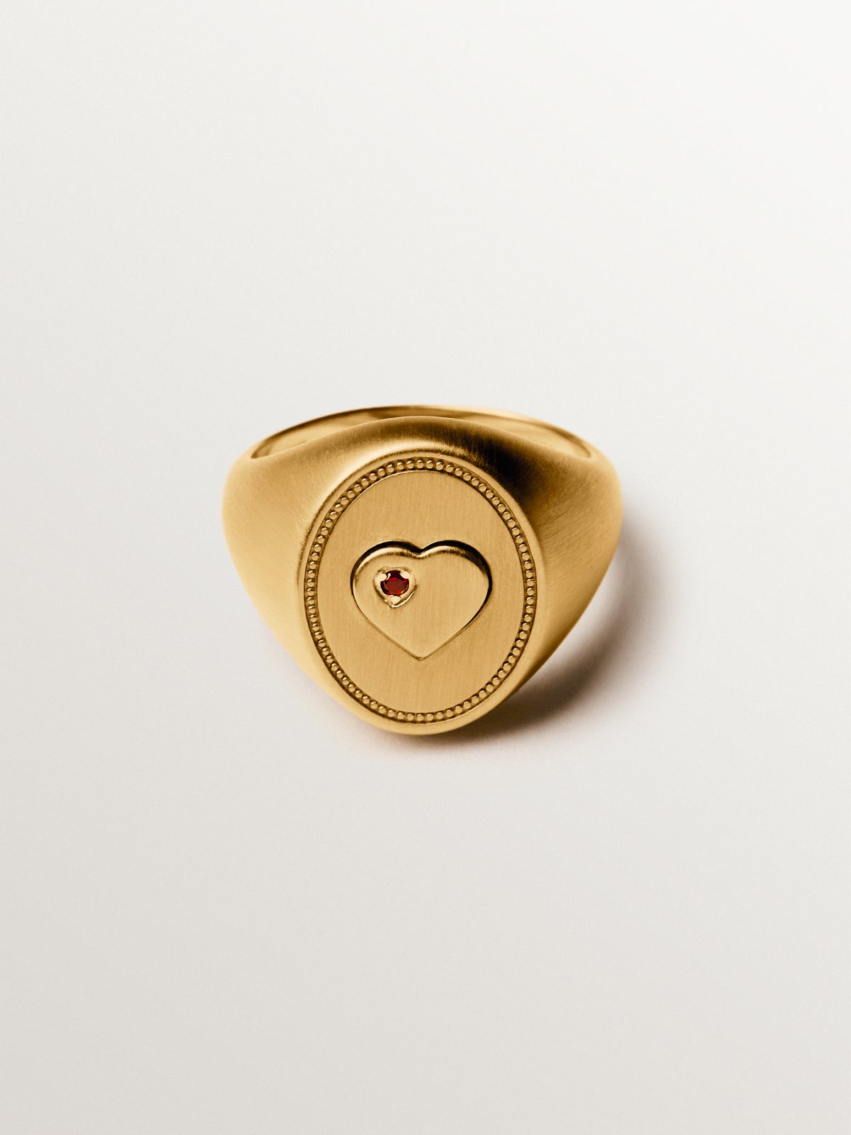 Anillo tipo sello de plata bañada en oro amarillo de 18K con granate rosa