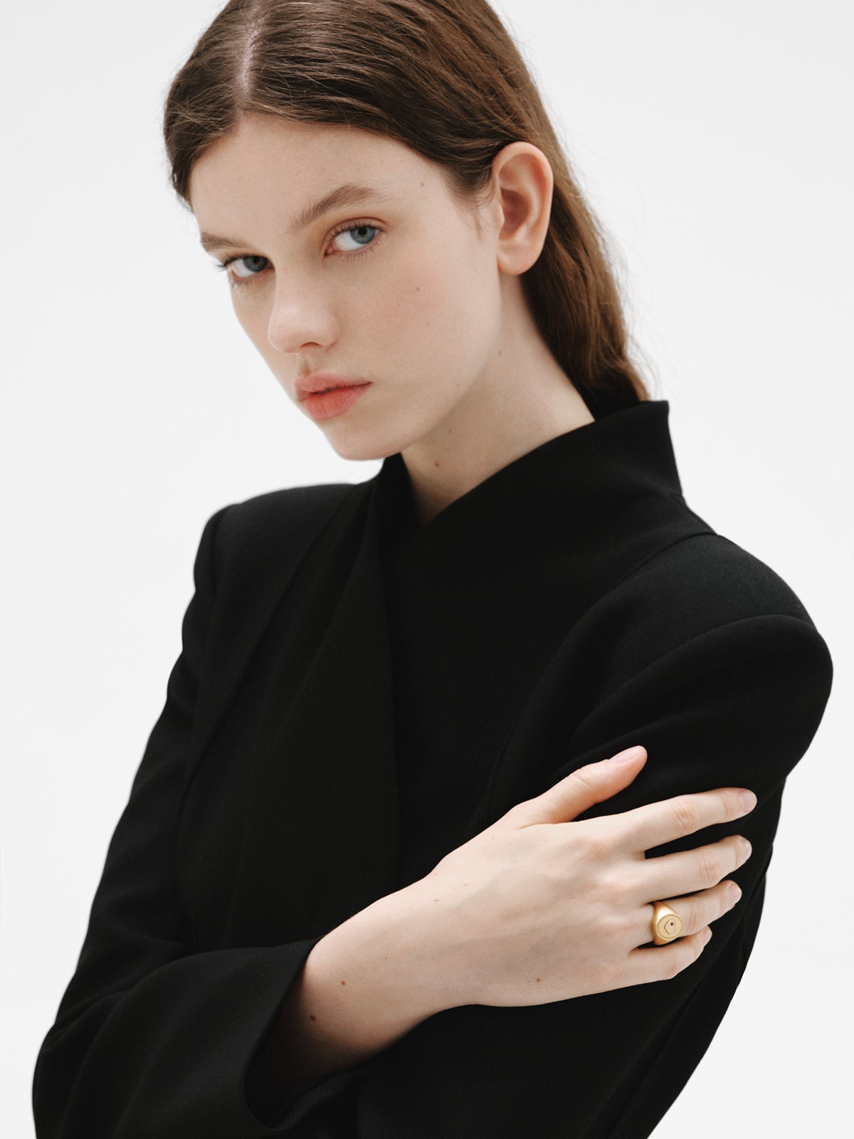 Anillo tipo sello de plata bañada en oro amarillo de 18K con granate rosa