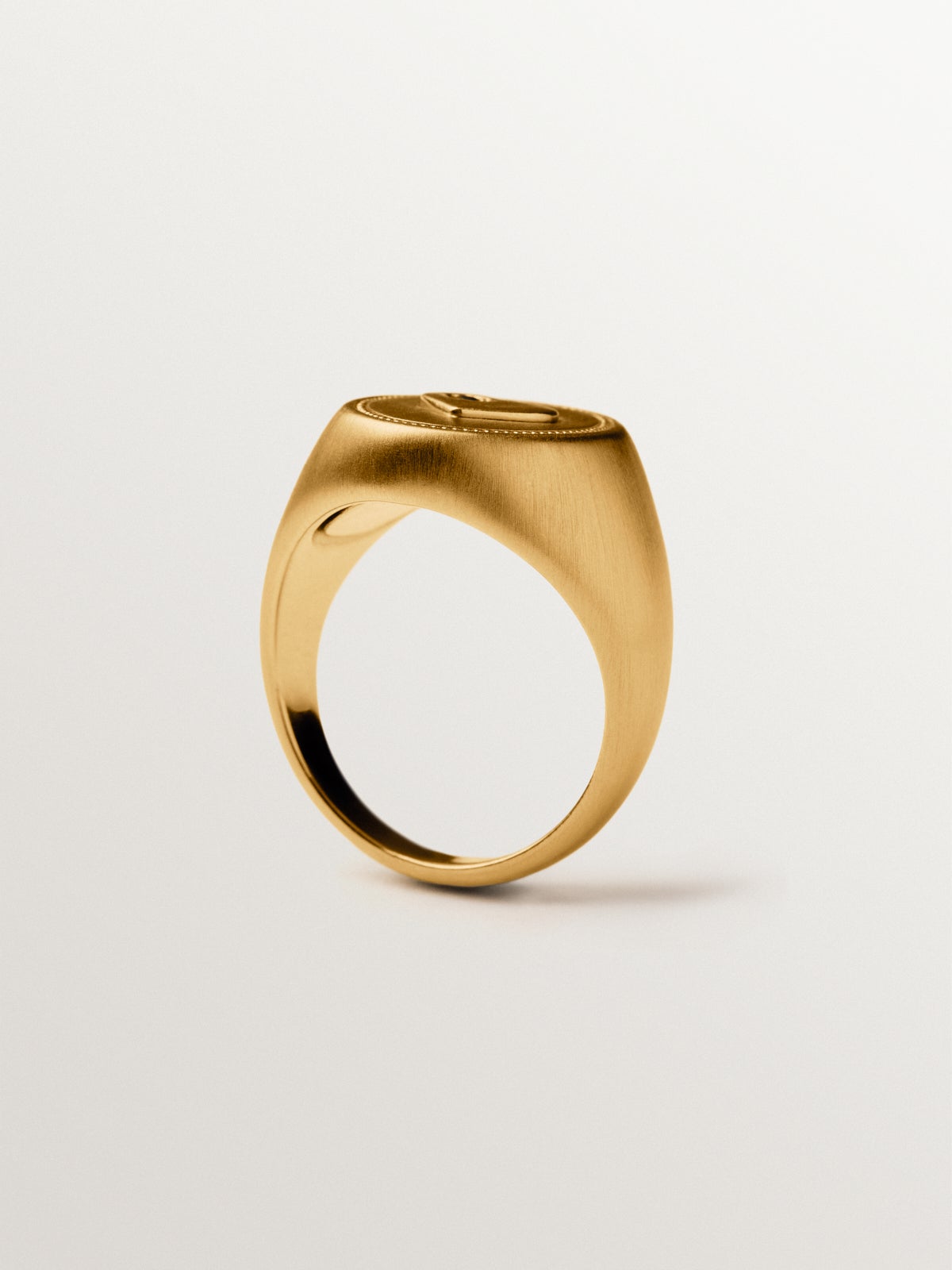 Anillo tipo sello de plata bañada en oro amarillo de 18K con granate rosa