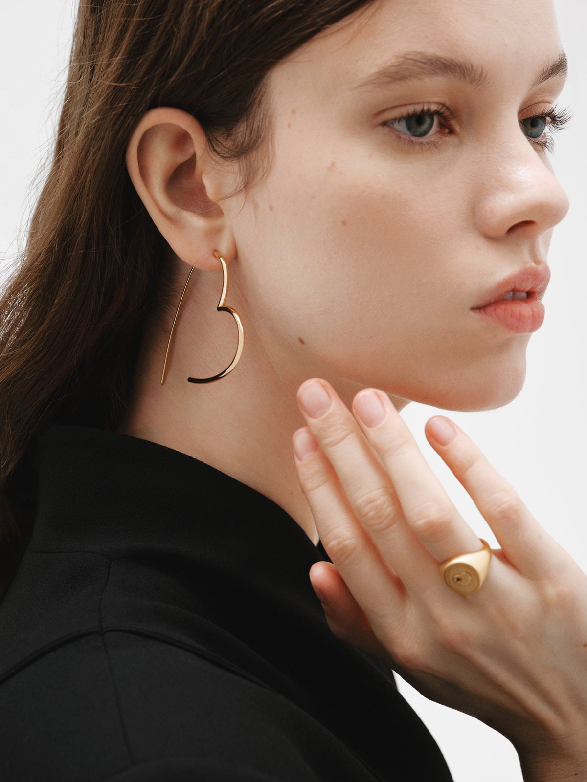 Anillo tipo sello de plata bañada en oro amarillo de 18K con granate rosa