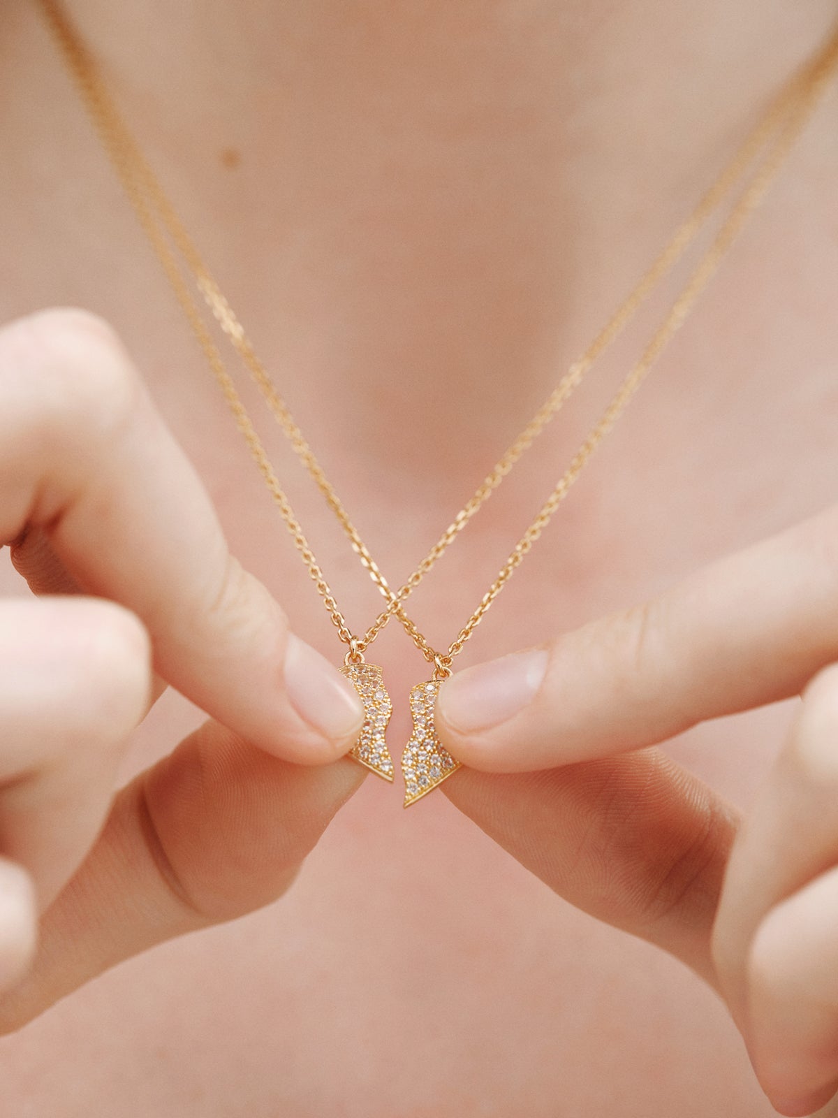 Colgante de plata bañada en oro amarillo de 18K, topacios blancos y forma de corazón partido