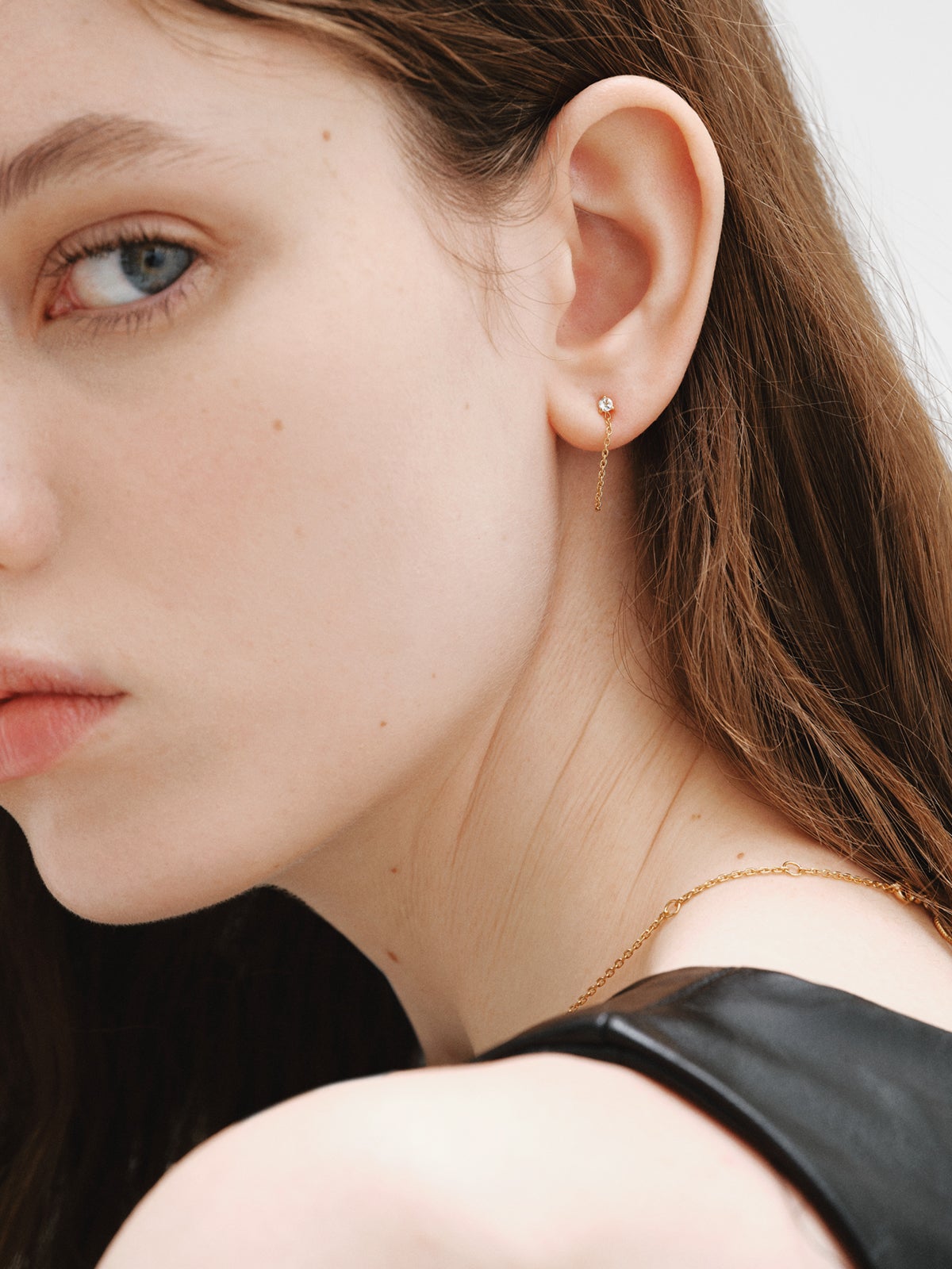 Colgante de plata bañada en oro amarillo de 18K, topacios blancos y forma de corazón