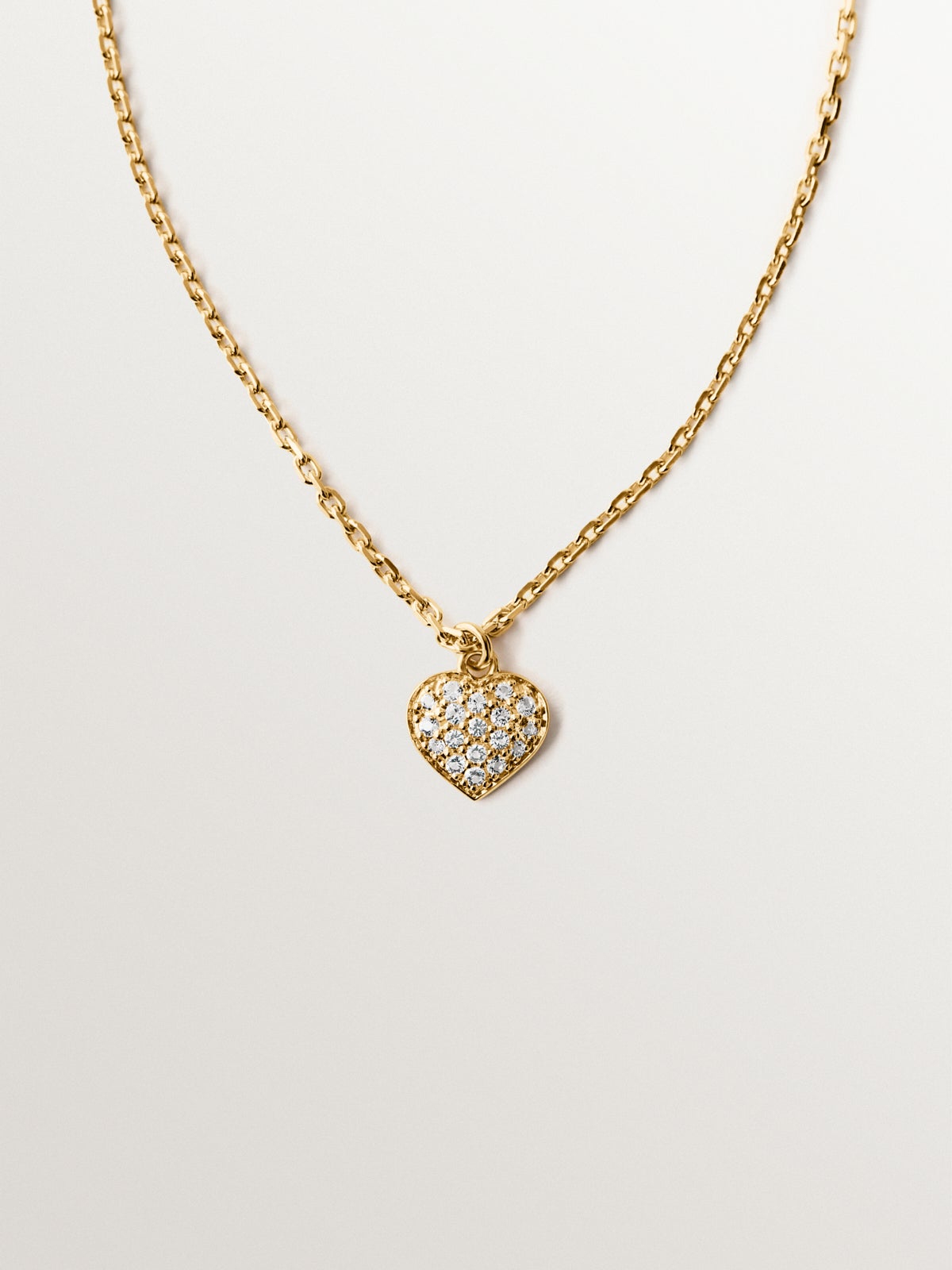 Colgante de plata bañada en oro amarillo de 18K, topacios blancos y forma de corazón