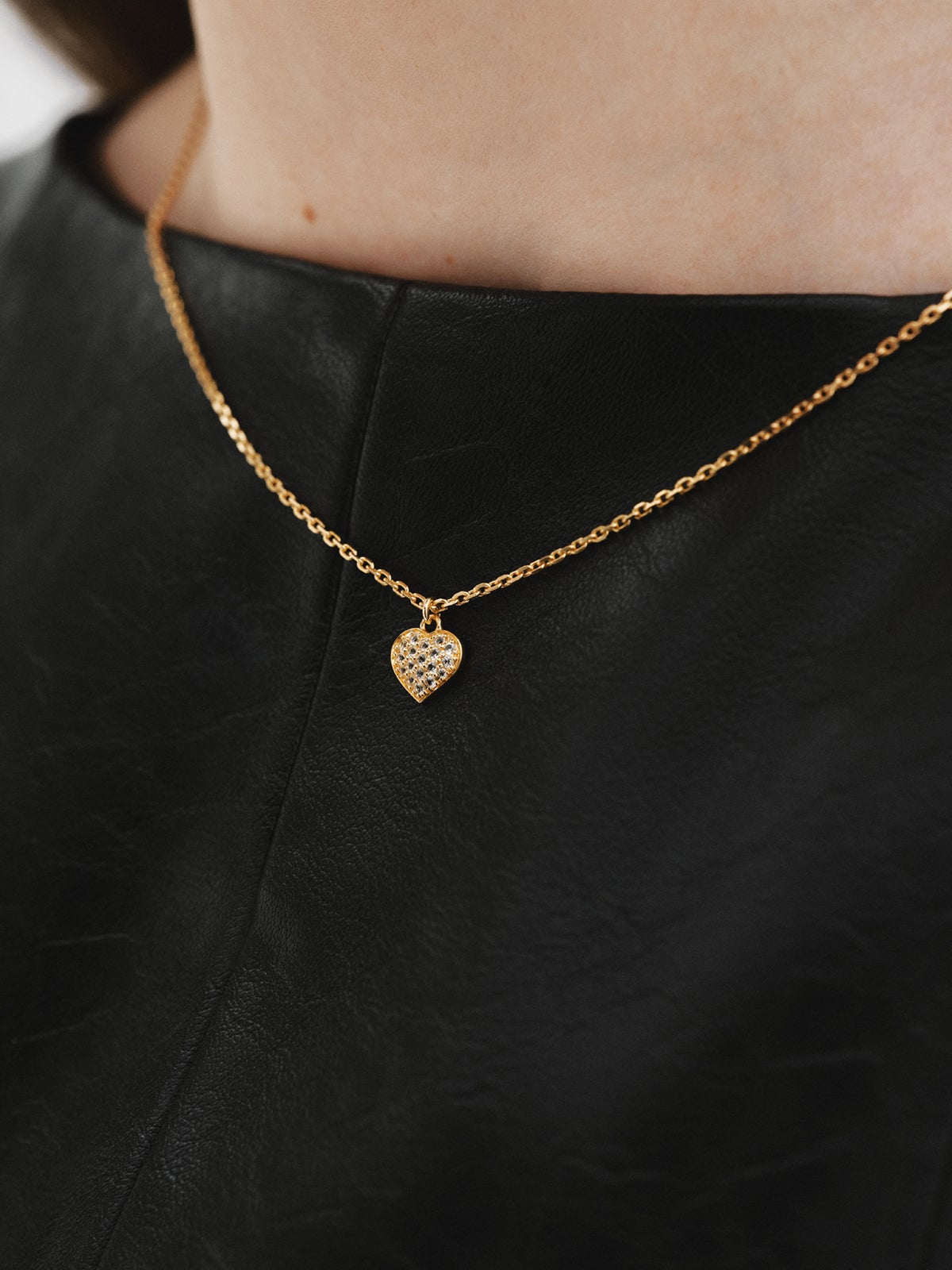 Colgante de plata bañada en oro amarillo de 18K, topacios blancos y forma de corazón