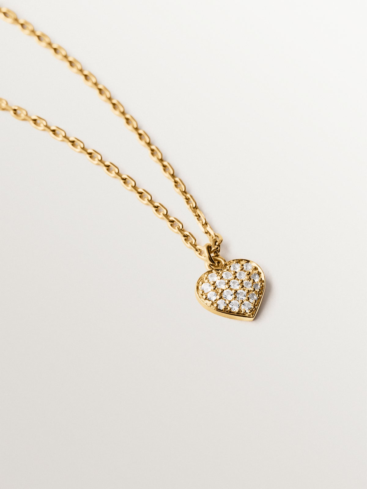 Colgante de plata bañada en oro amarillo de 18K, topacios blancos y forma de corazón