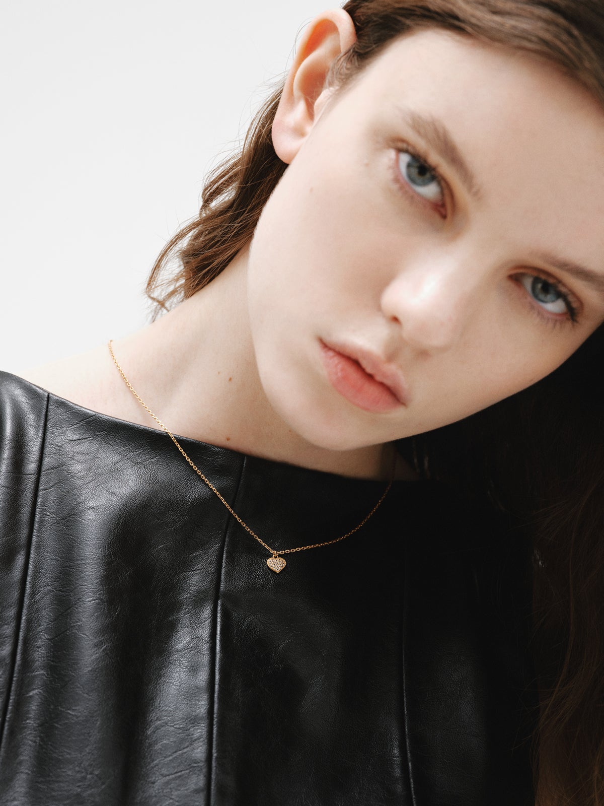 Colgante de plata bañada en oro amarillo de 18K, topacios blancos y forma de corazón