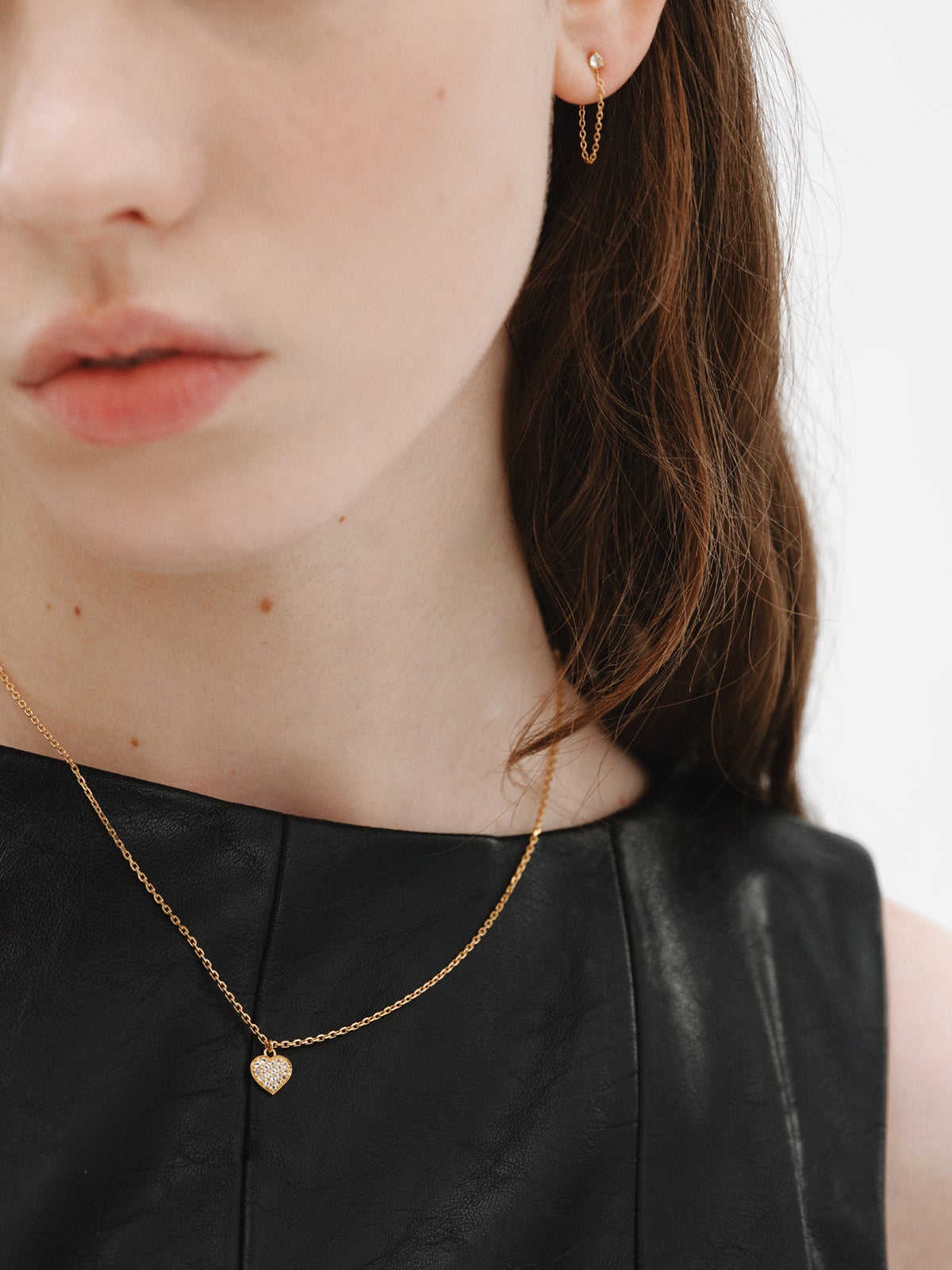 Colgante de plata bañada en oro amarillo de 18K, topacios blancos y forma de corazón