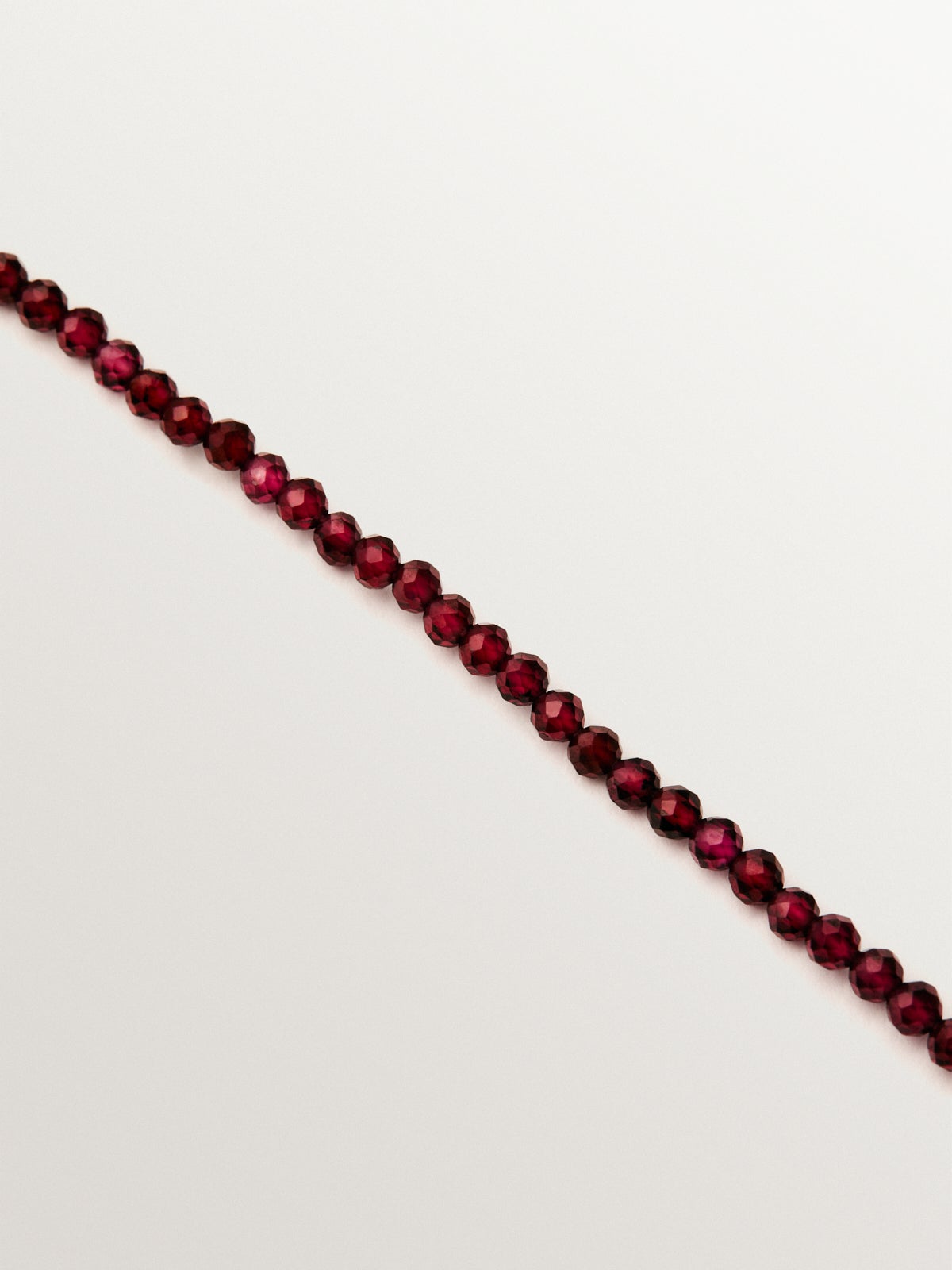 Collar de plata bañada en oro amarillo de 18K con cuentas de granates y motivos de corazón