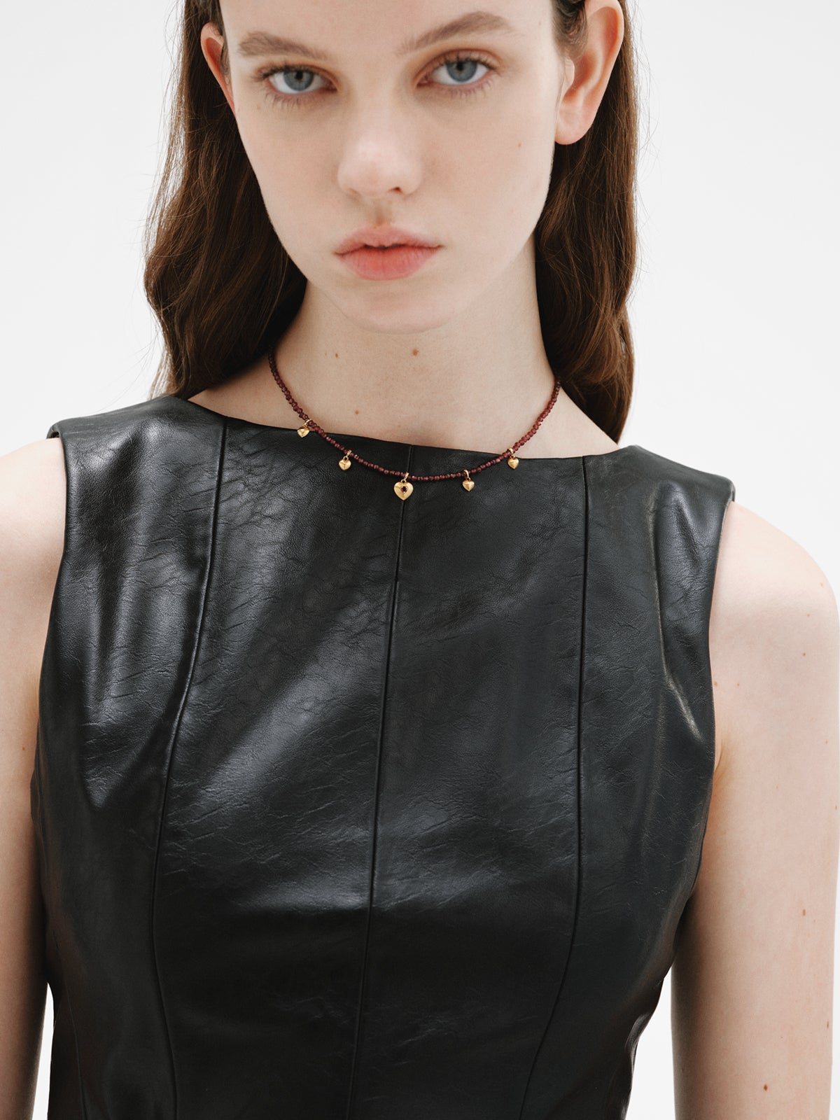 Collar de plata bañada en oro amarillo de 18K con cuentas de granates y motivos de corazón