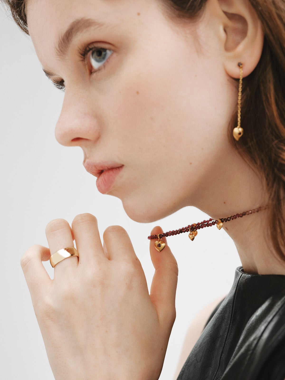 Collar de plata bañada en oro amarillo de 18K con cuentas de granates y motivos de corazón