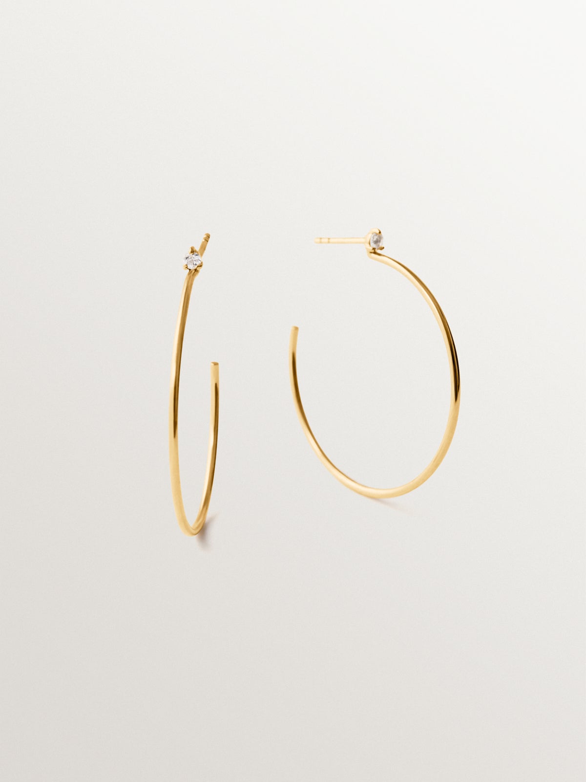 Pendientes de aro grandes de plata bañada en oro de 18K con topacios blancos