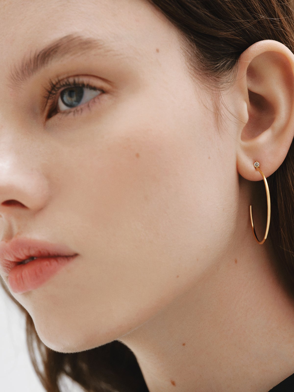 Pendientes de aro grandes de plata bañada en oro de 18K con topacios blancos