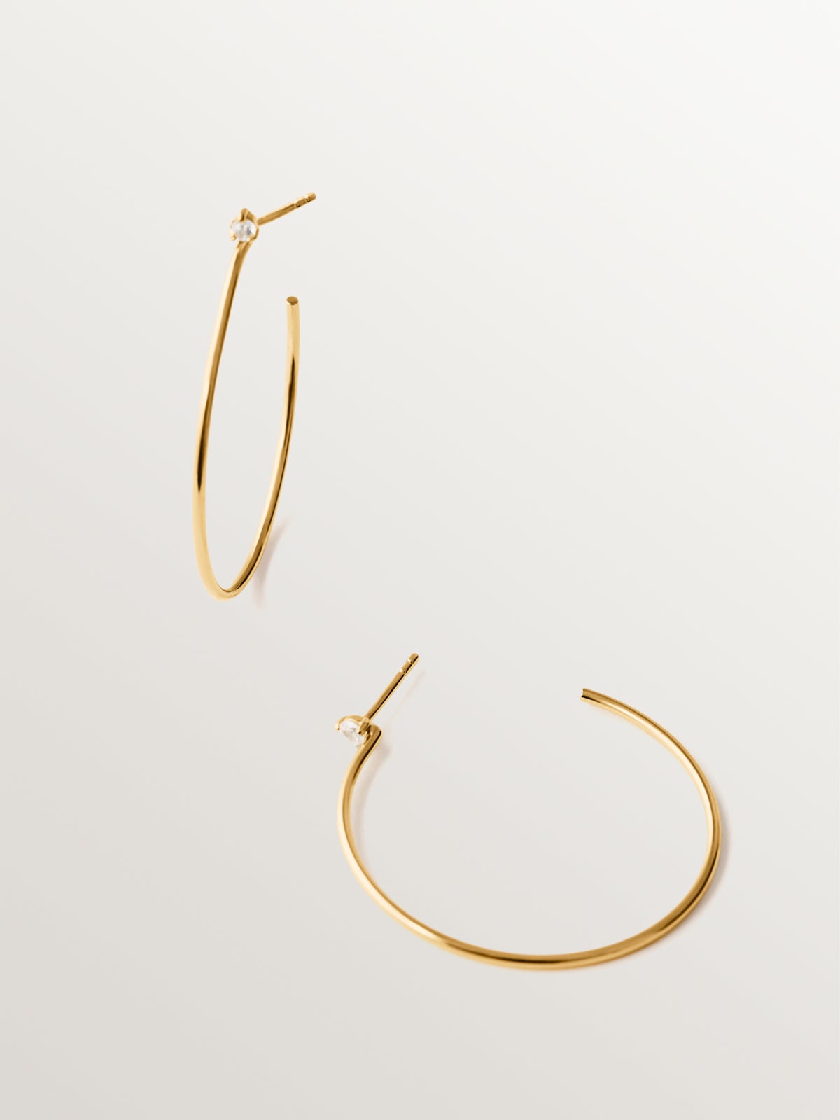 Pendientes de aro grandes de plata bañada en oro de 18K con topacios blancos