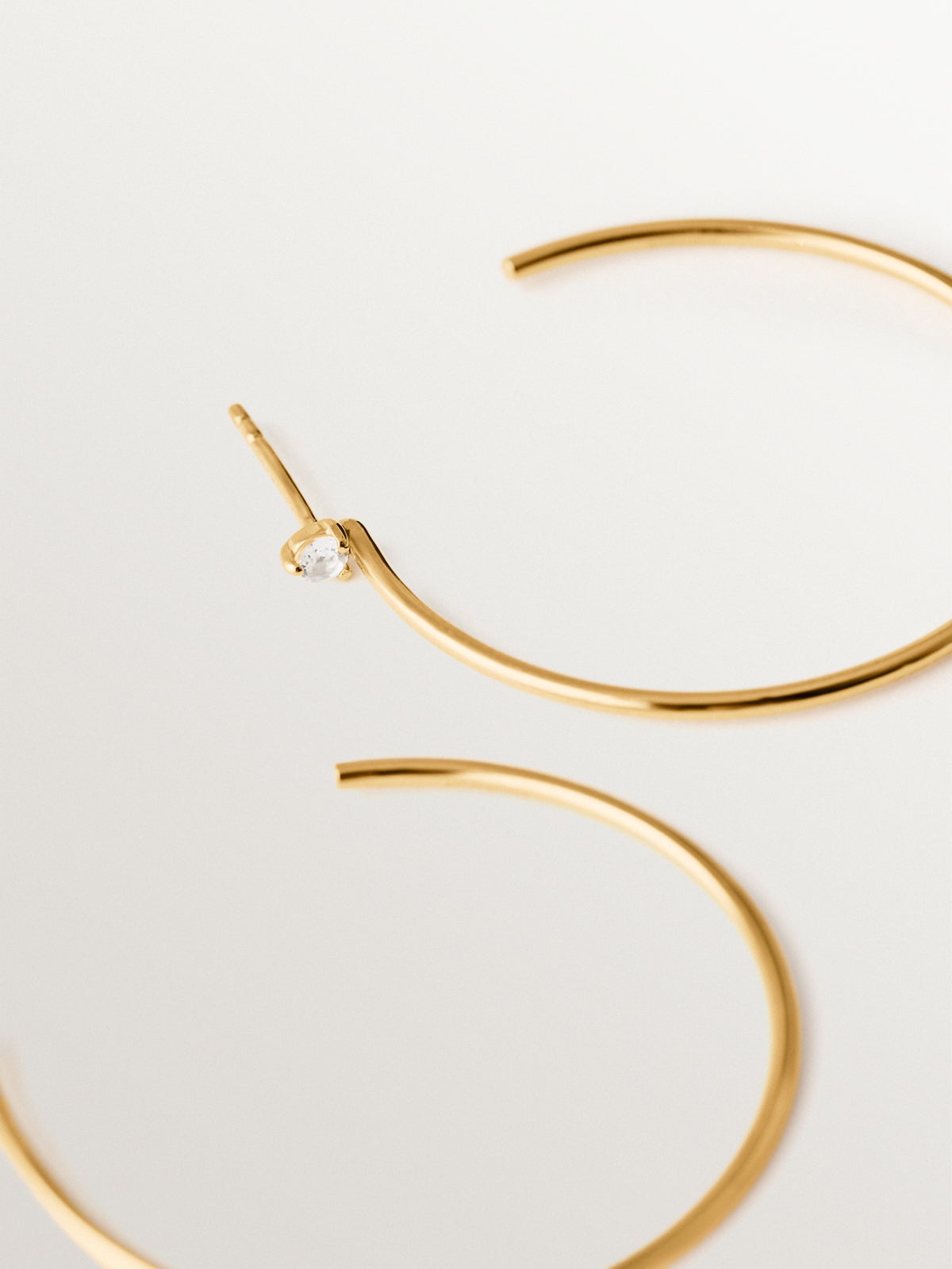 Pendientes de aro grandes de plata bañada en oro de 18K con topacios blancos