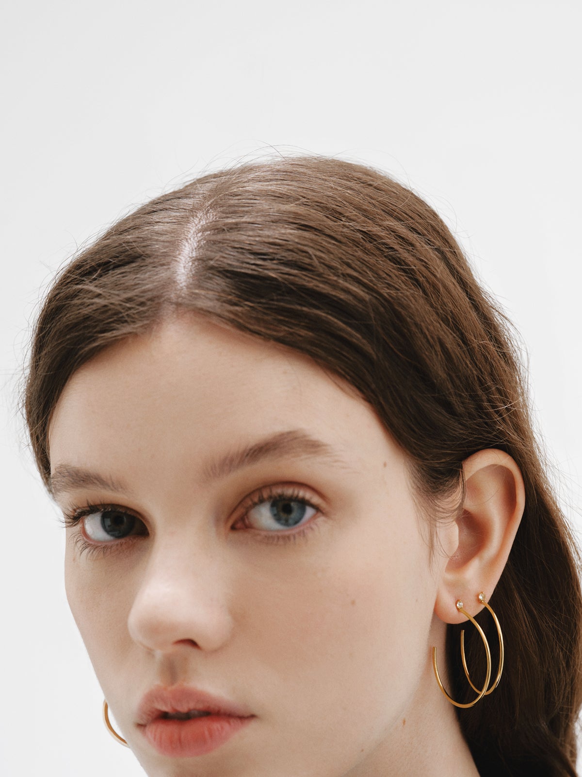 Pendientes de aro grandes de plata bañada en oro de 18K con topacios blancos