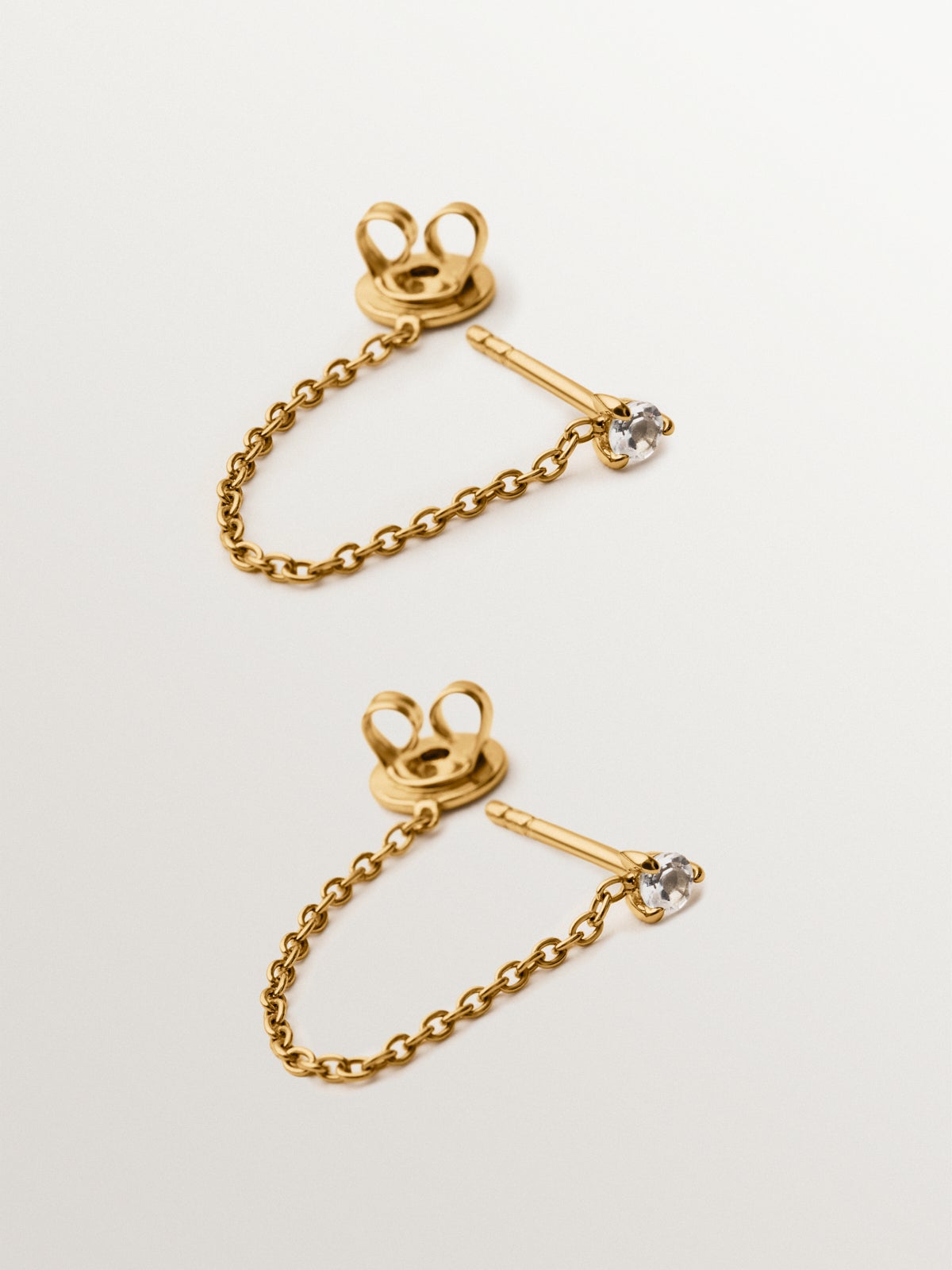 Pendientes de plata bañada en oro amarillo de 18K con topacios blancos y cadena