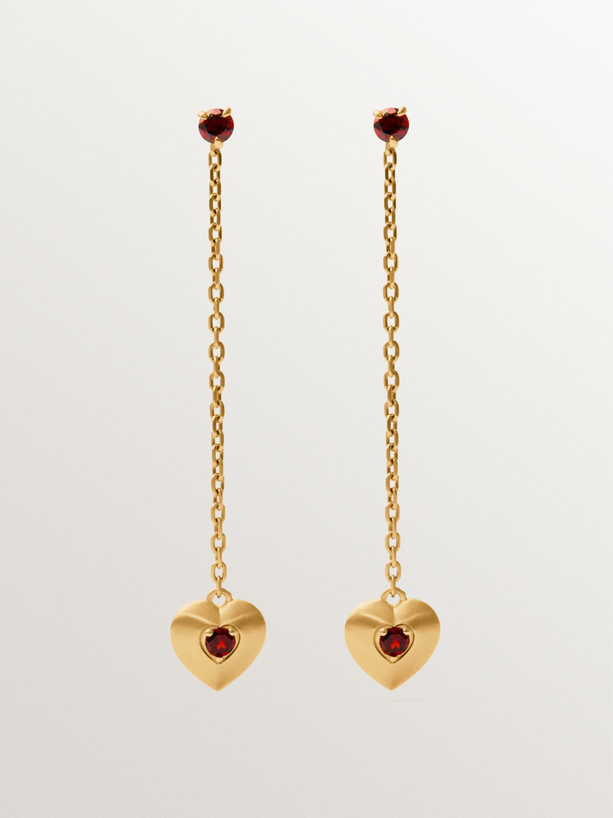 Pendientes largos de plata bañada en oro amarillo de 18K con cuentas de granates rojos, topacios blancos y forma de corazón