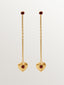 Pendientes largos de plata bañada en oro amarillo de 18K con cuentas de granates rojos, topacios blancos y forma de corazón