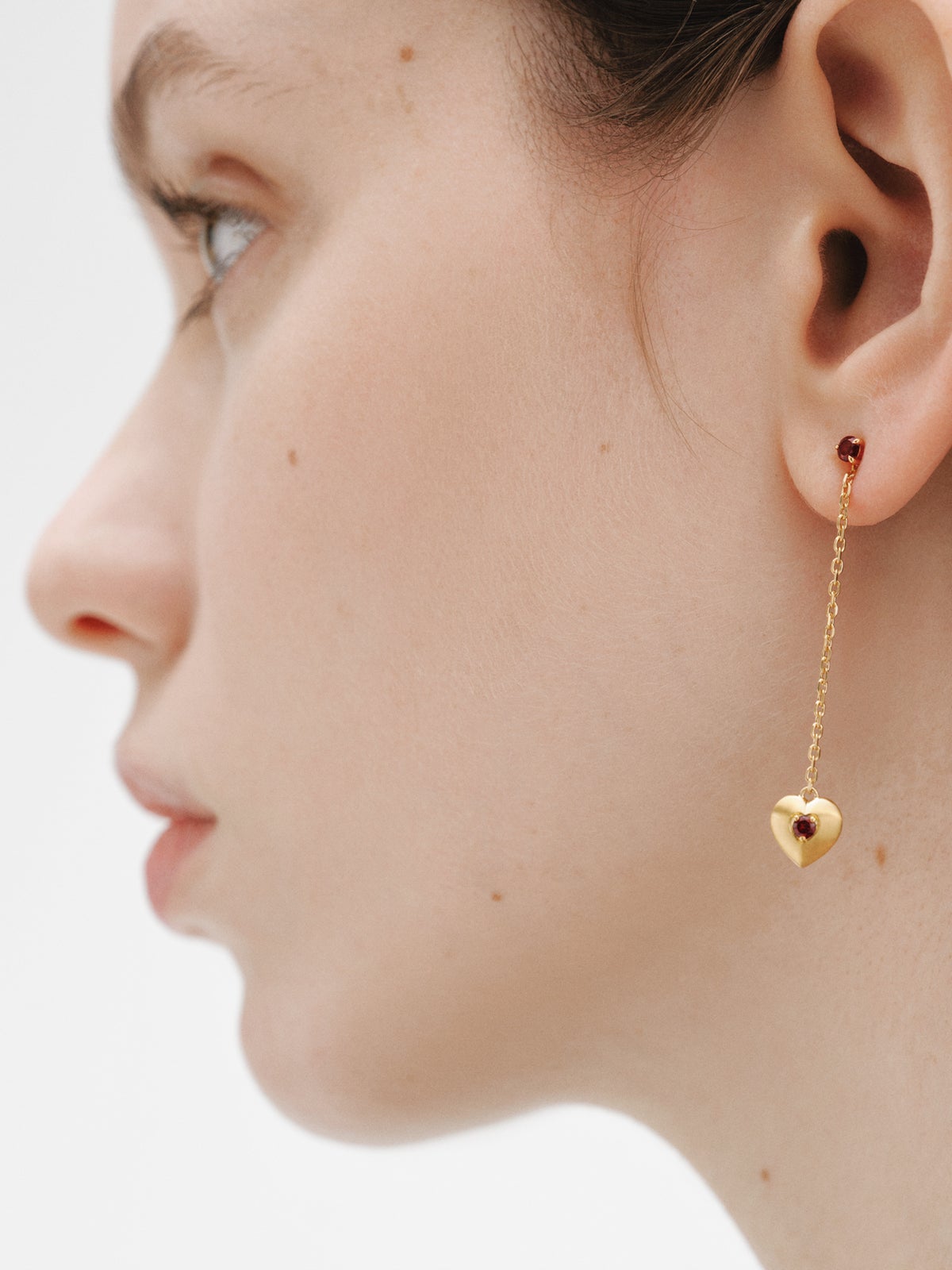 Pendientes largos de plata bañada en oro amarillo de 18K con cuentas de granates rojos, topacios blancos y forma de corazón