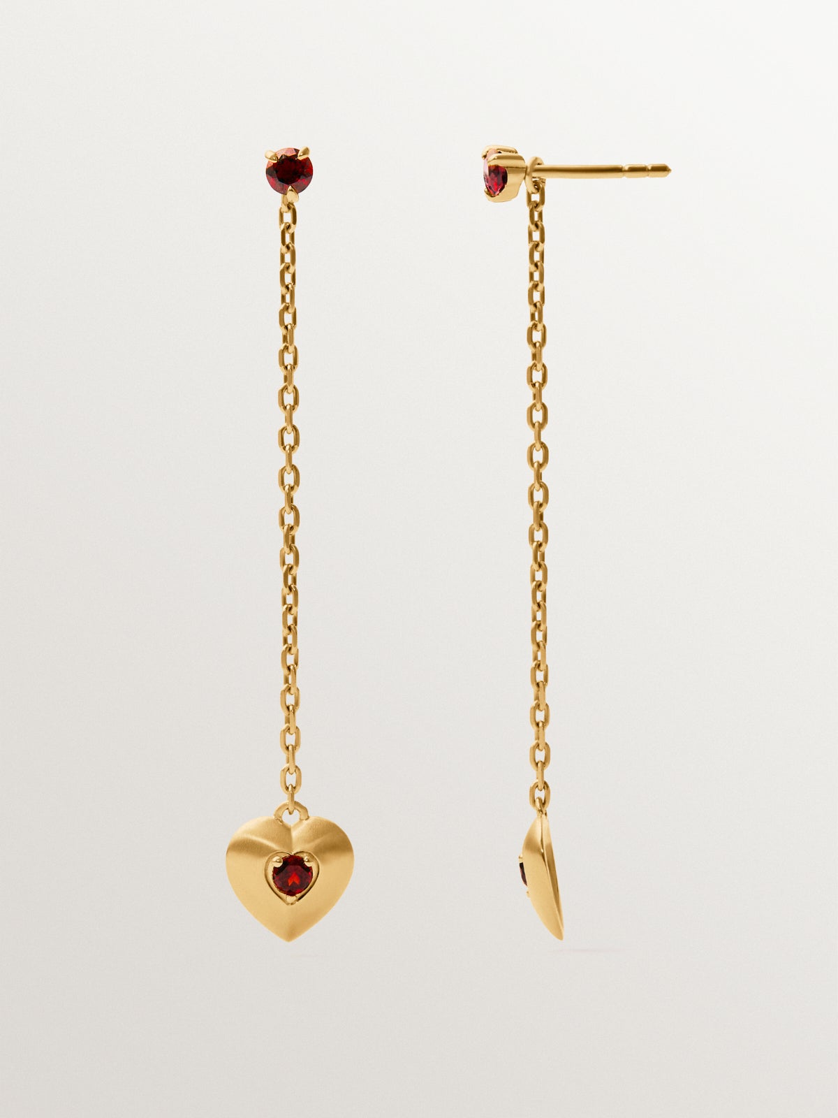 Pendientes largos de plata bañada en oro amarillo de 18K con cuentas de granates rojos, topacios blancos y forma de corazón