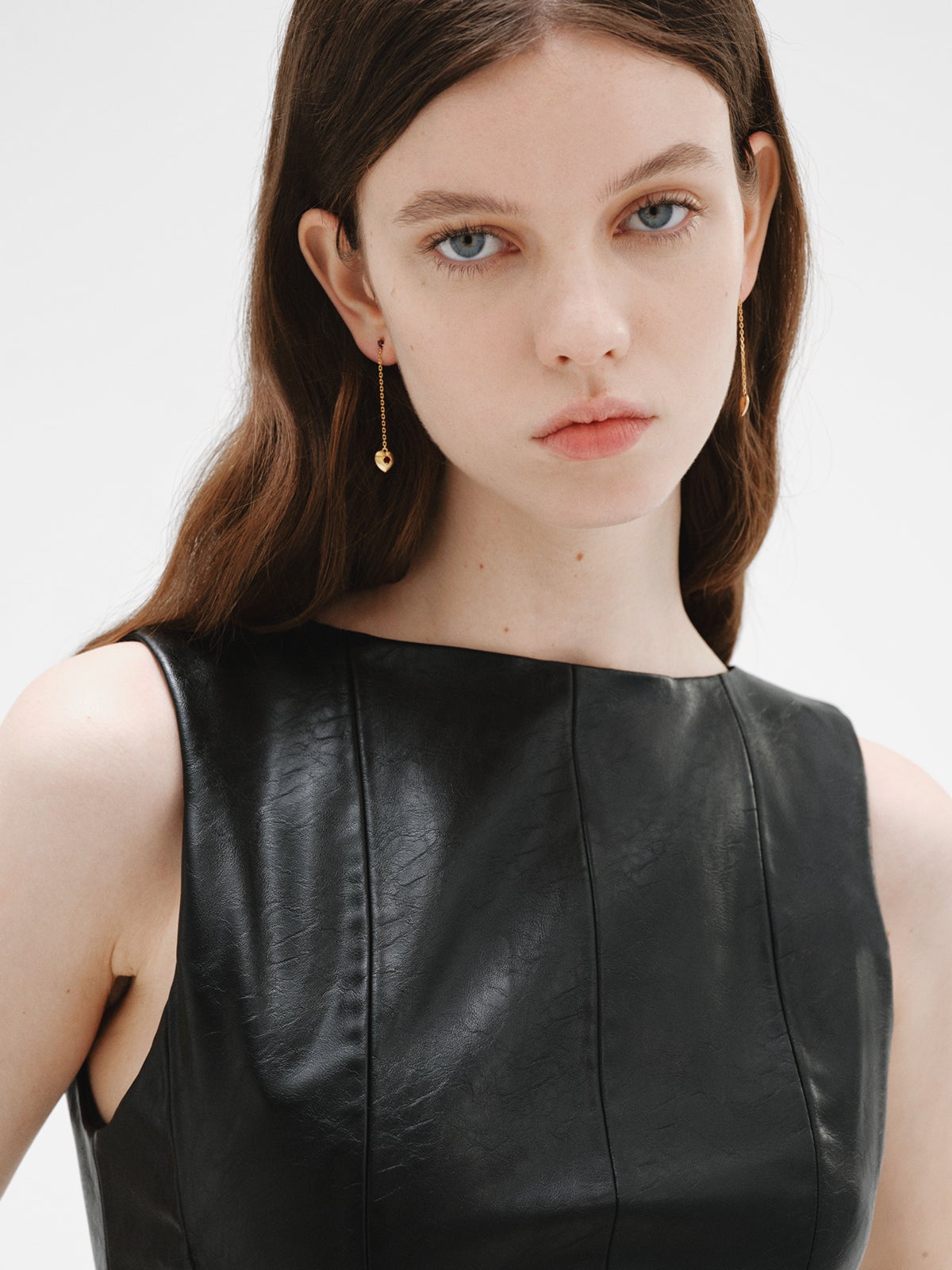 Pendientes largos de plata bañada en oro amarillo de 18K con cuentas de granates rojos, topacios blancos y forma de corazón