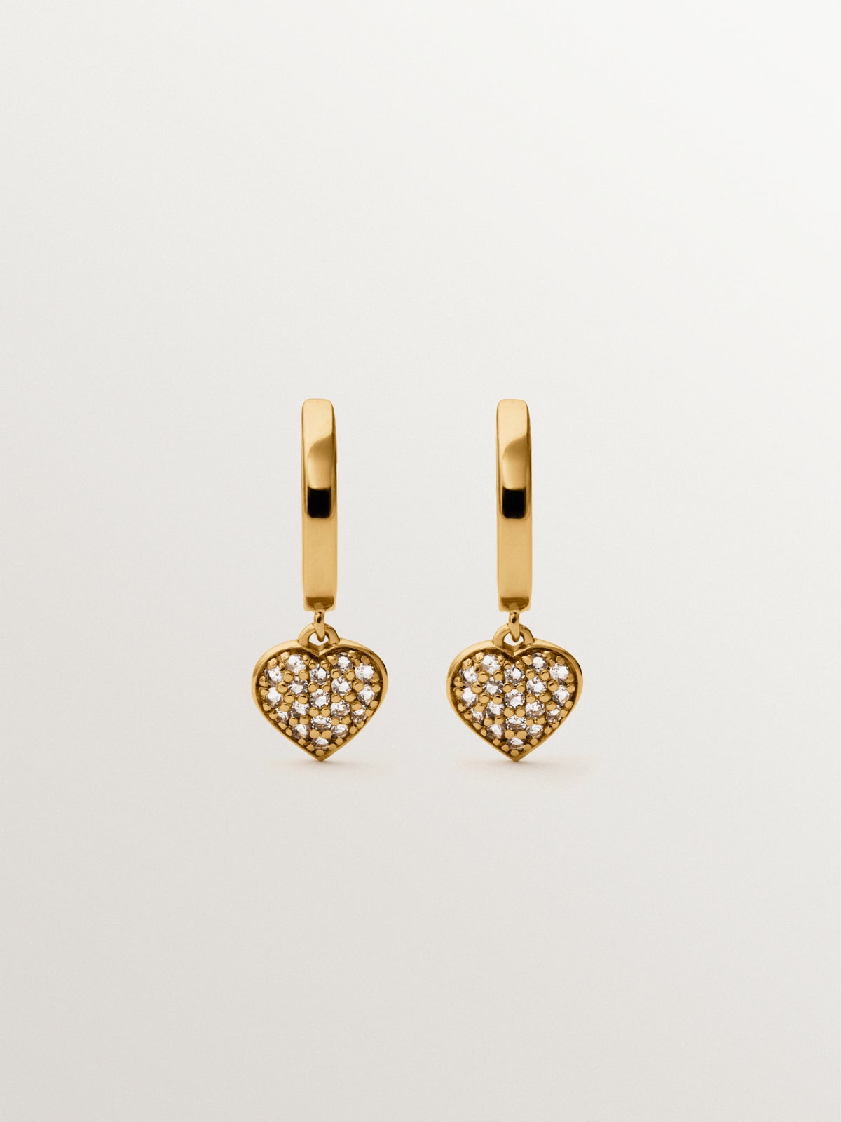 Pendientes de aro de plata bañada en oro amarillo de 18K, topacios blancos y forma de corazón