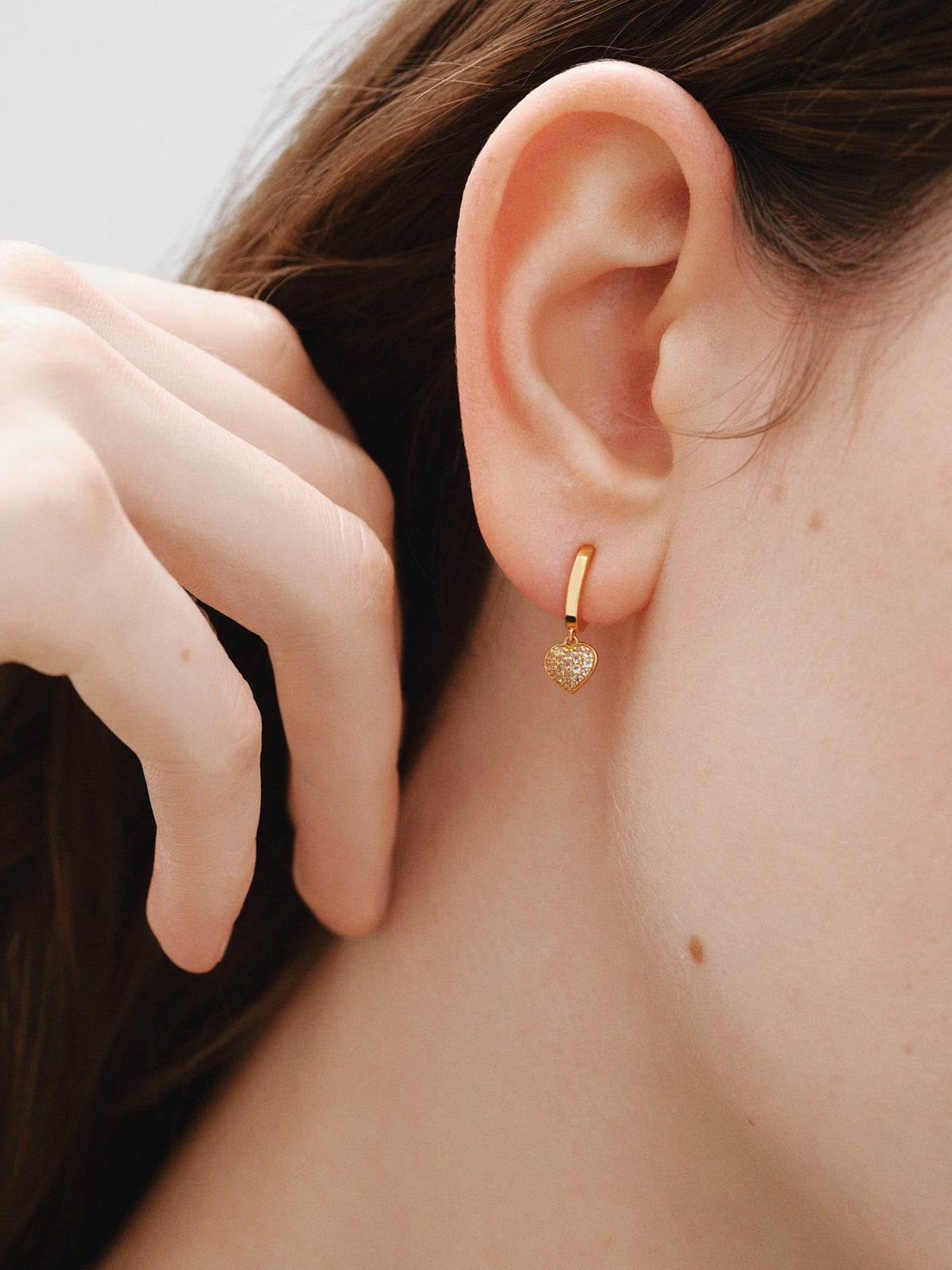 Pendientes de aro de plata bañada en oro amarillo de 18K, topacios blancos y forma de corazón