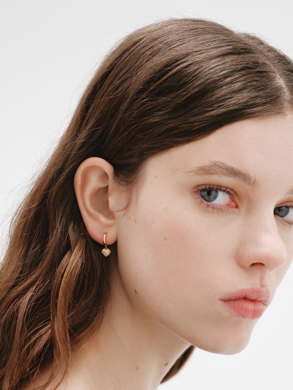 Pendientes de aro de plata bañada en oro amarillo de 18K, topacios blancos y forma de corazón