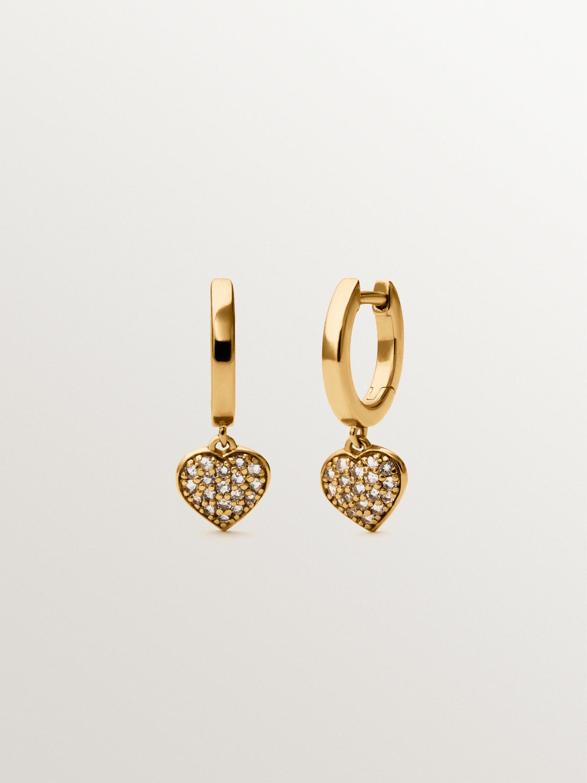 Pendientes de aro de plata bañada en oro amarillo de 18K, topacios blancos y forma de corazón