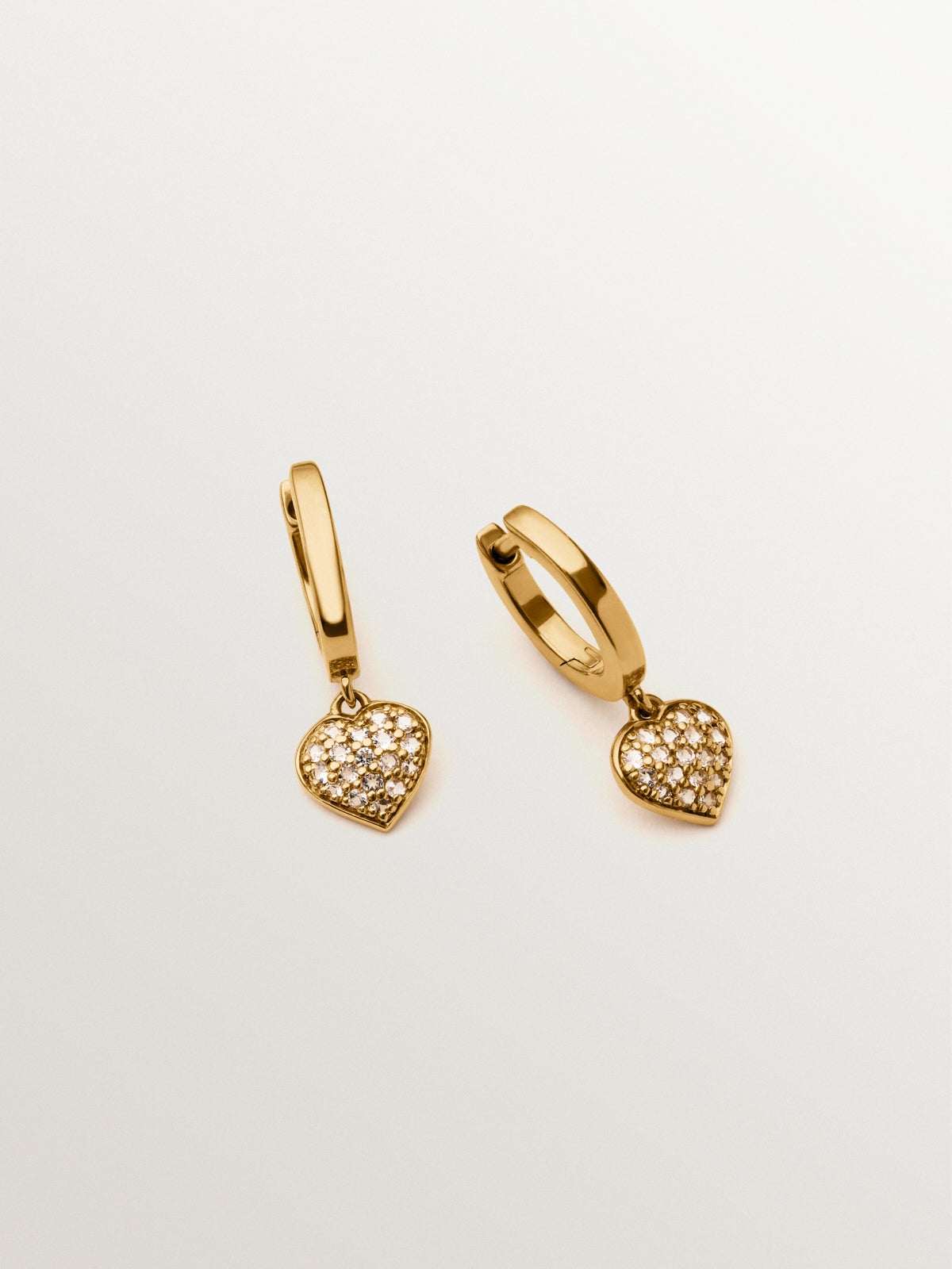 Pendientes de aro de plata bañada en oro amarillo de 18K, topacios blancos y forma de corazón