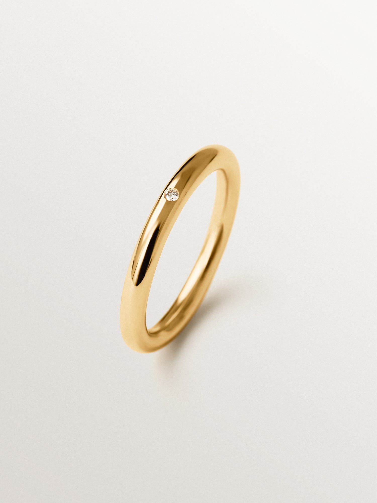 Alianza de oro amarillo de 9K con diamante