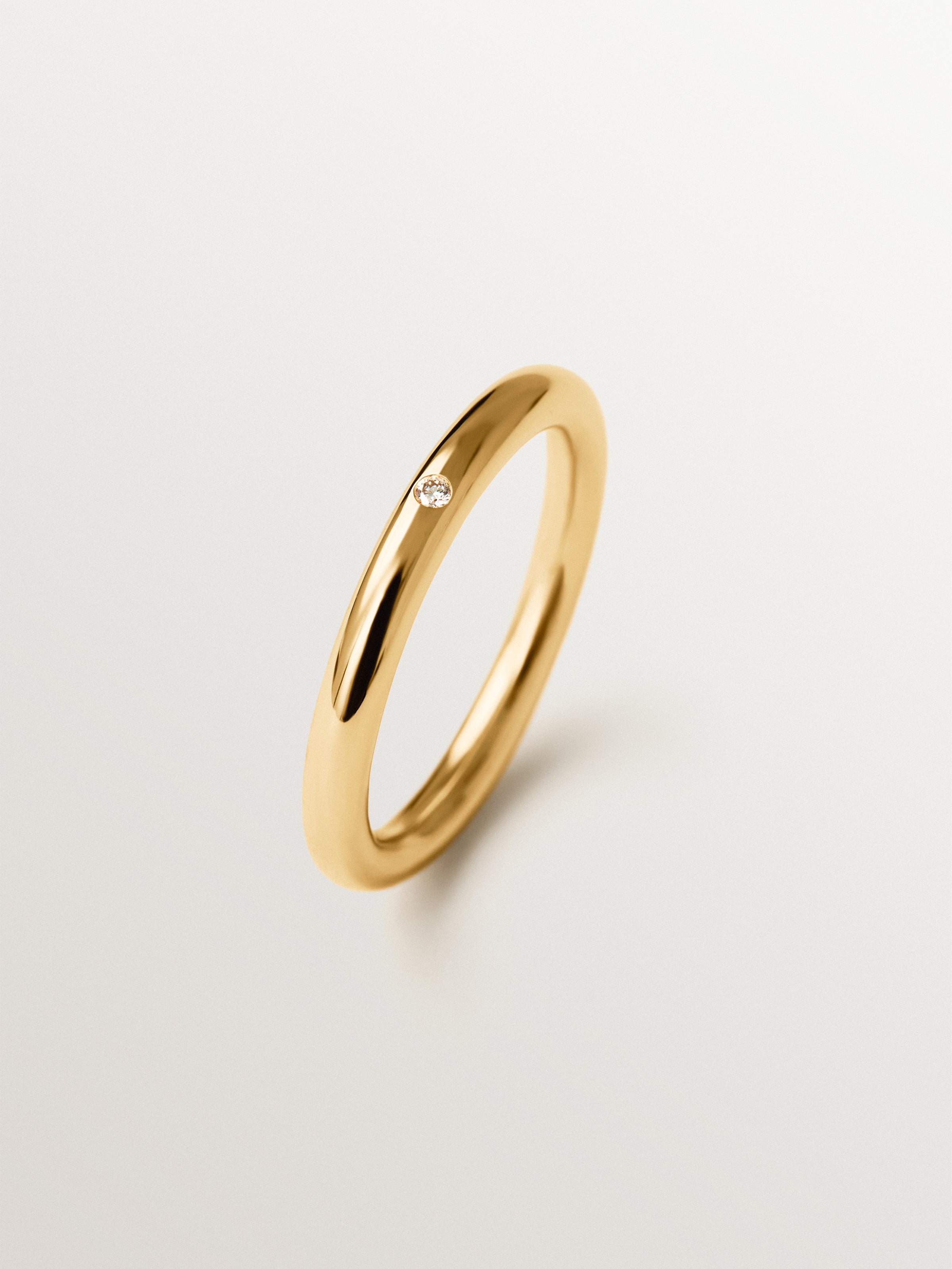 Alianza de oro amarillo de 9K con diamante