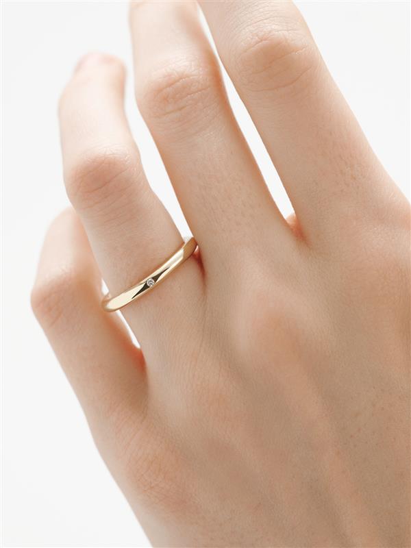 Alianza de oro amarillo de 9K con diamante