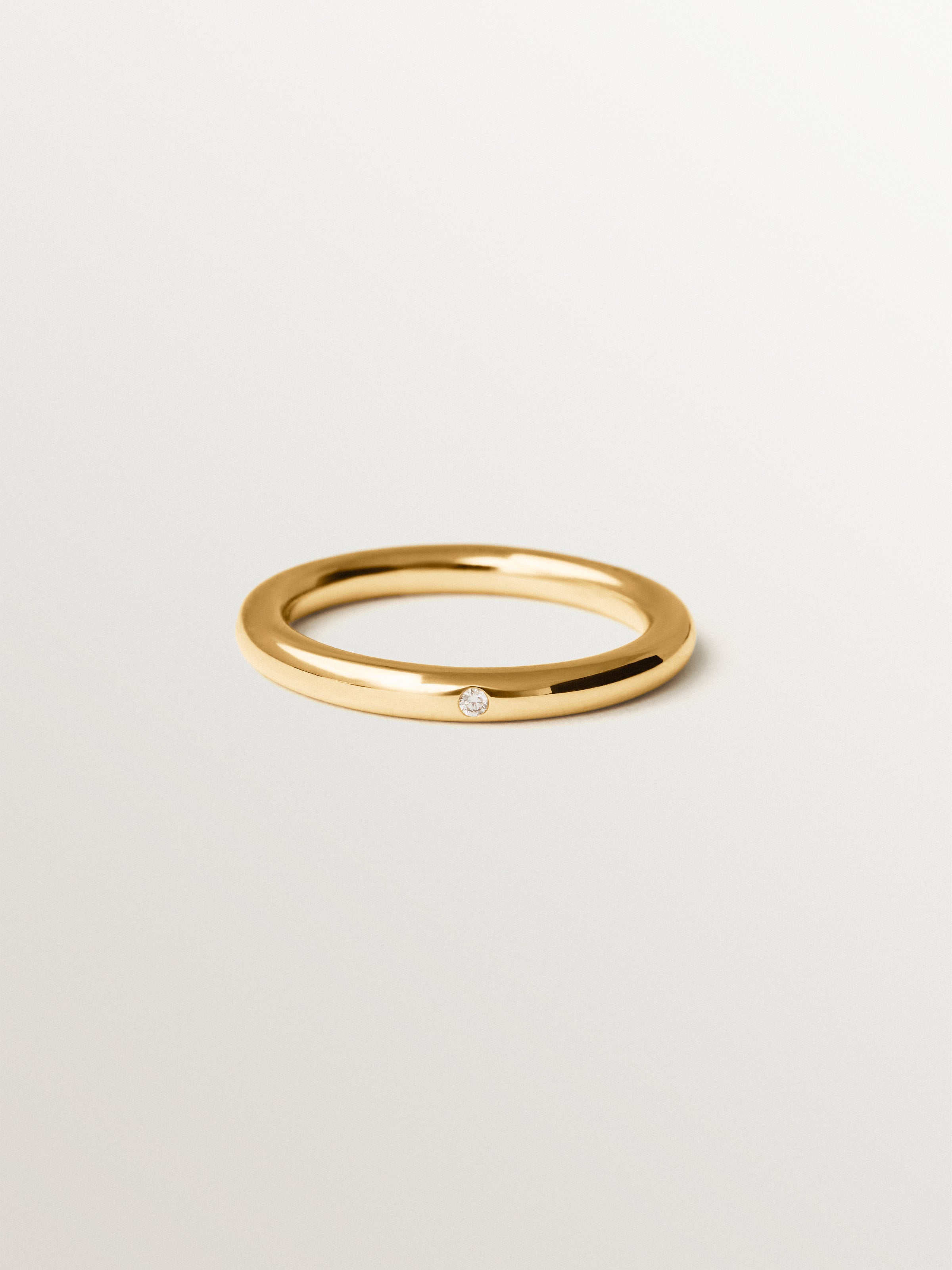 Alianza de oro amarillo de 9K con diamante