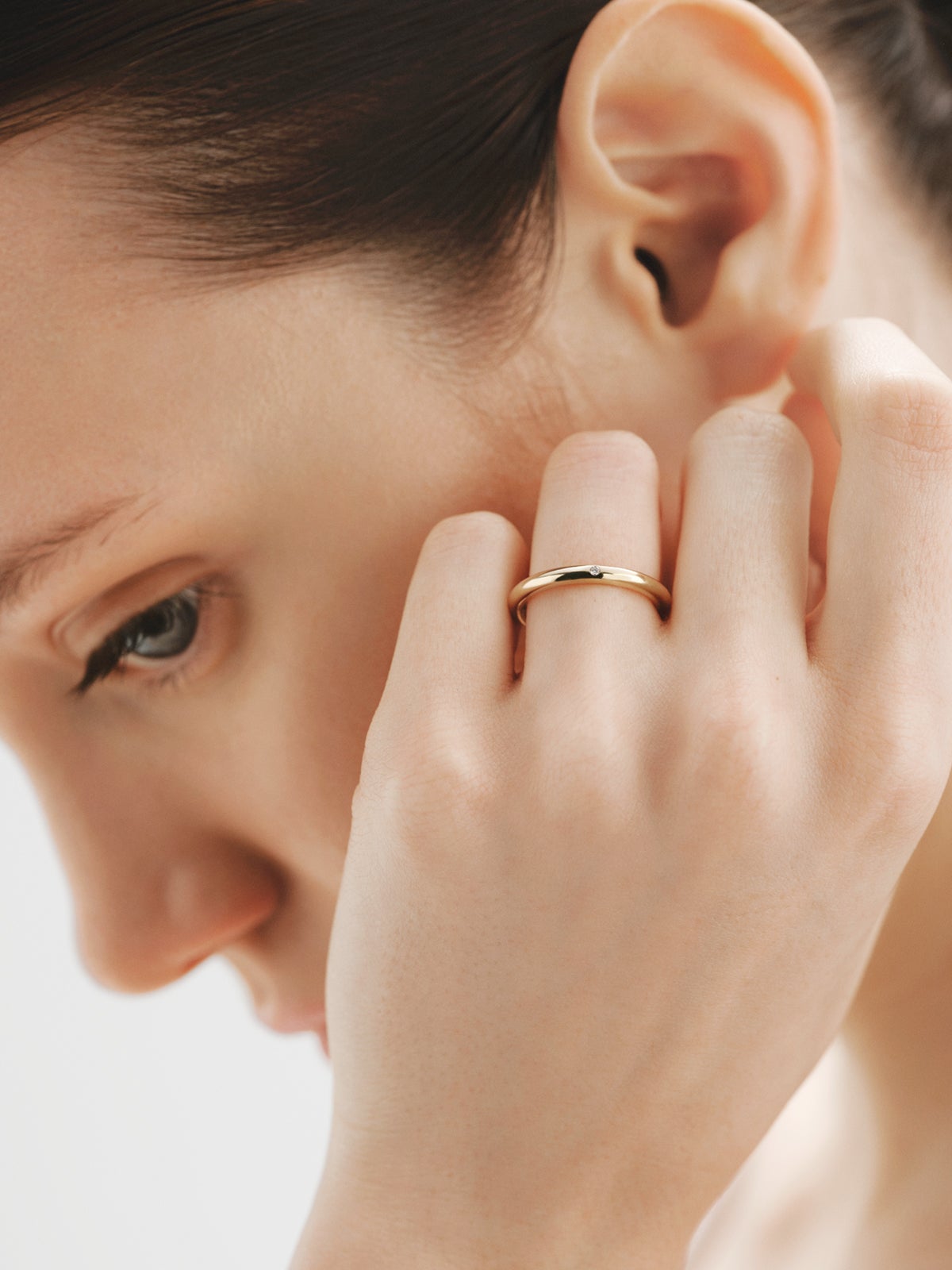 Alianza de oro amarillo de 9K con diamante