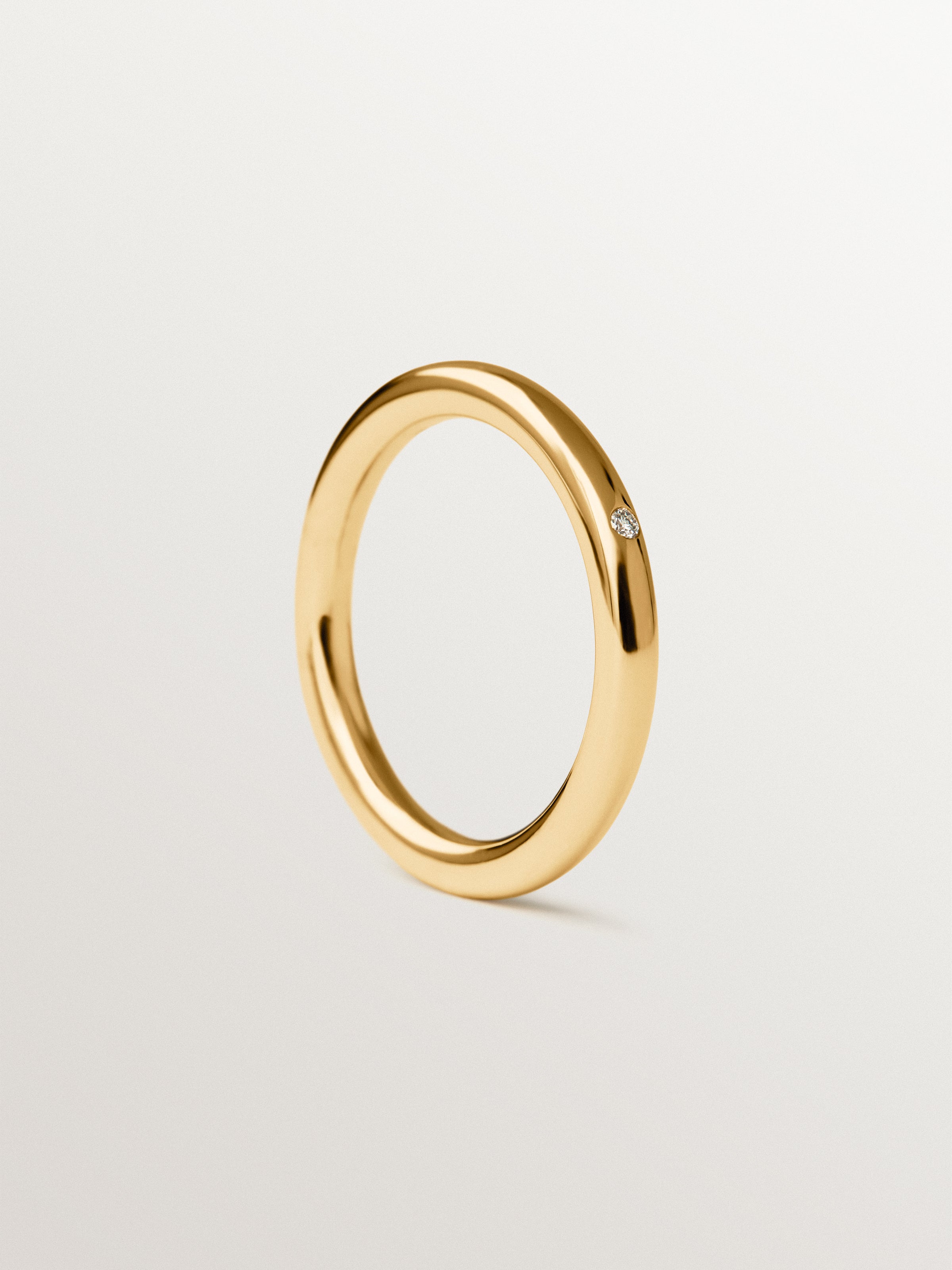 Alianza de oro amarillo de 9K con diamante