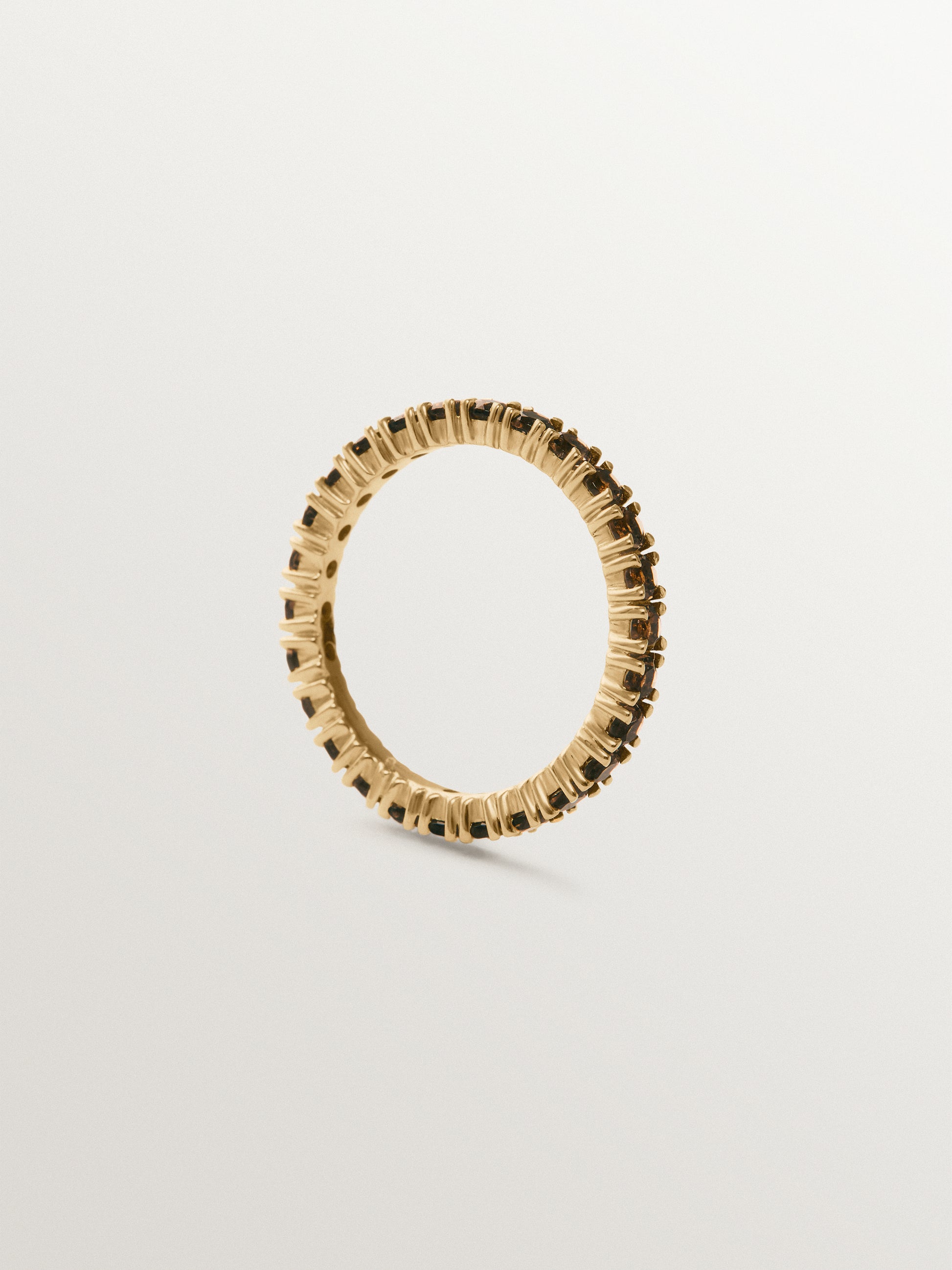 Anillo rivière de plata 925 bañada en oro de 18K con topacios marrones