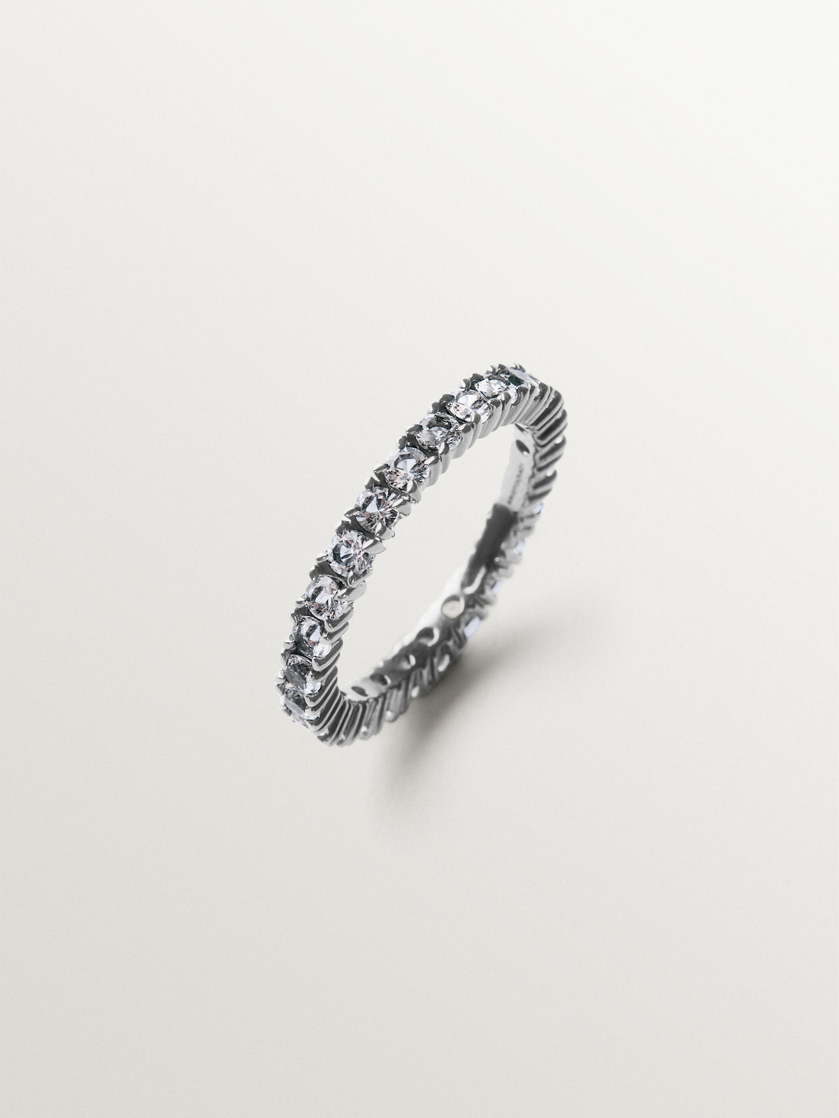 Anillo rivière de plata 925 con acabado gunmetal y topacios blancos