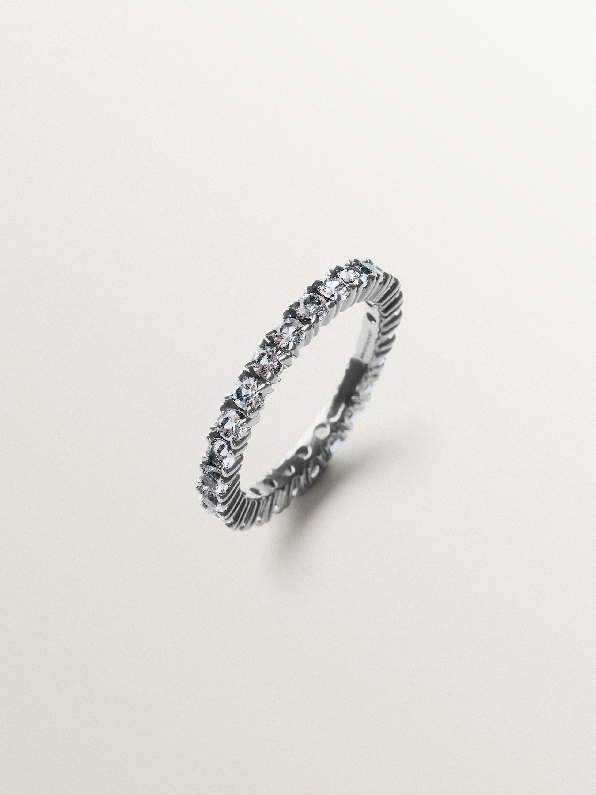 Anillo rivière de plata 925 con acabado gunmetal y topacios blancos