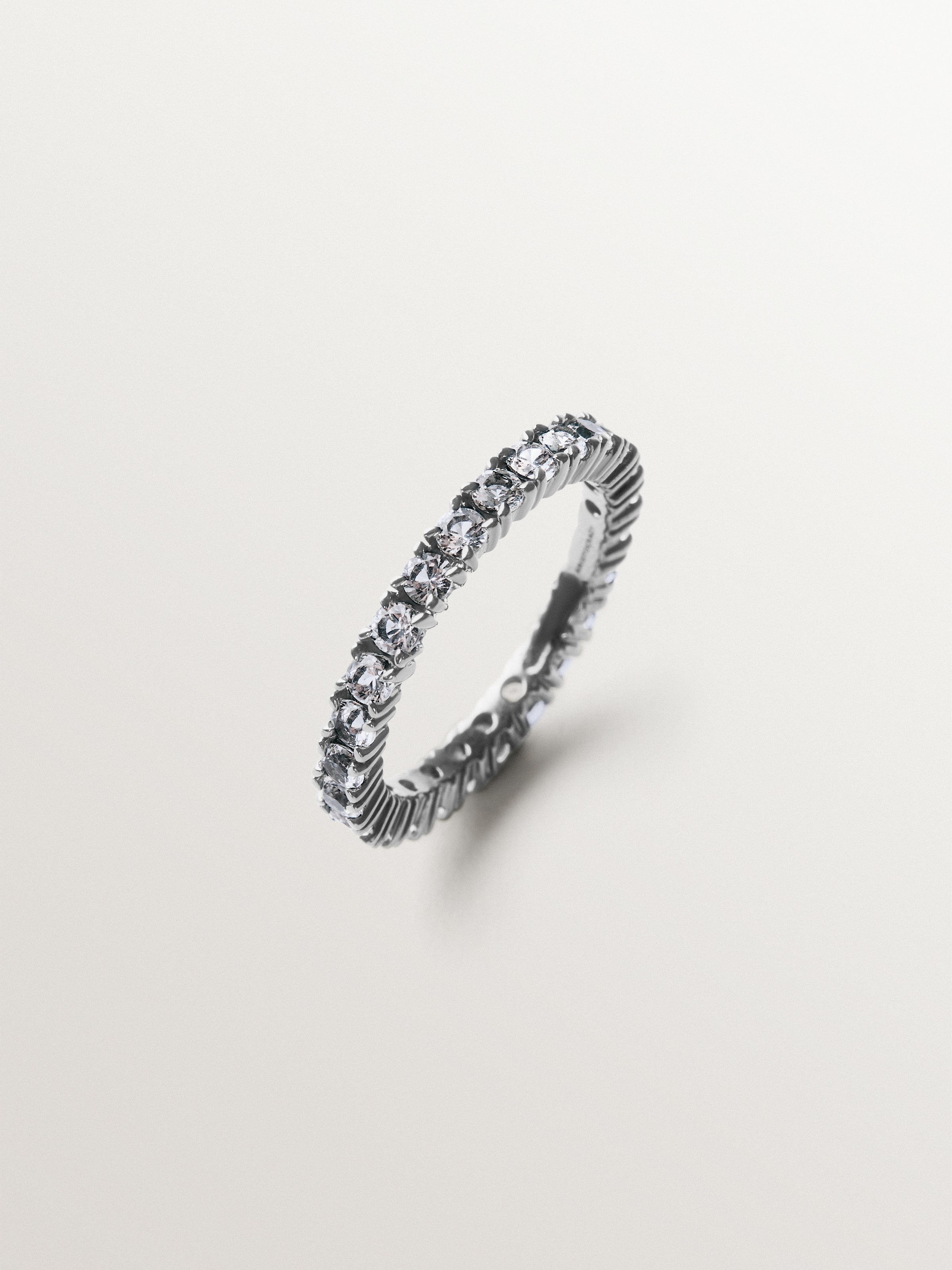 Anillo rivière de plata 925 con acabado gunmetal y topacios blancos