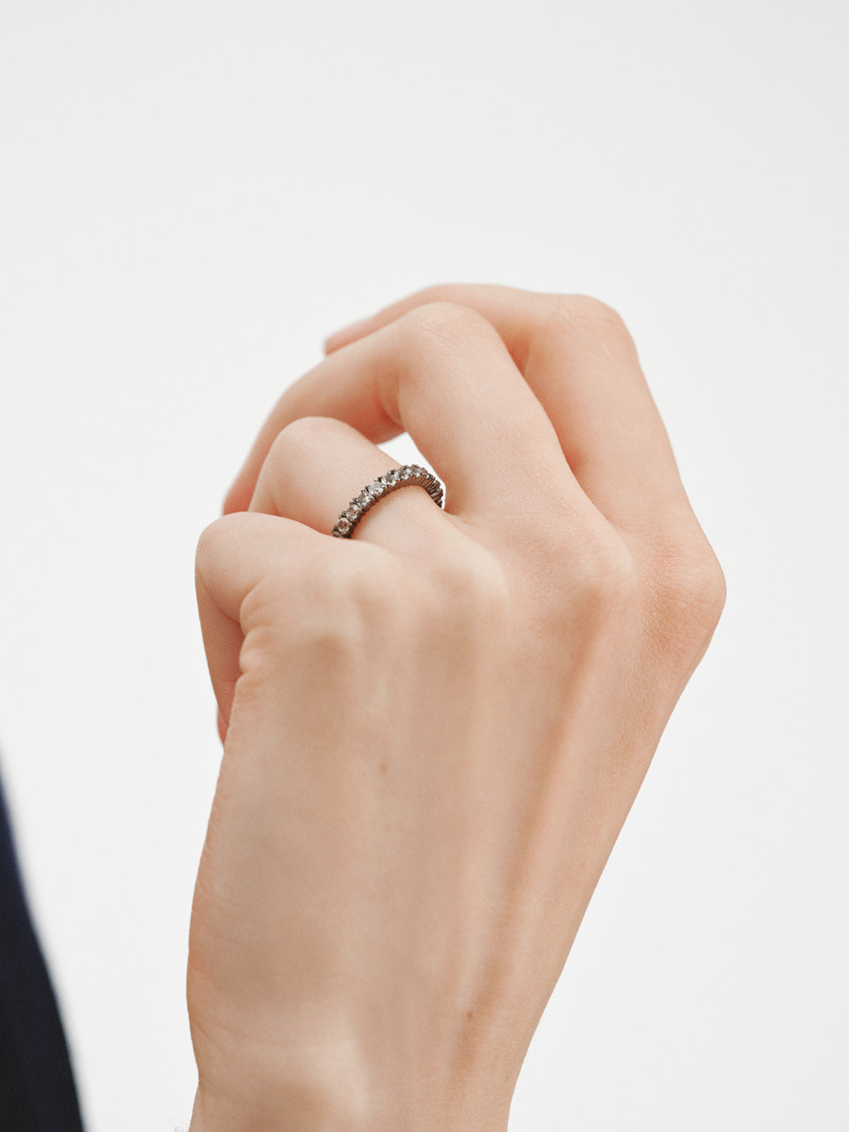 Anillo rivière de plata 925 con acabado gunmetal y topacios blancos
